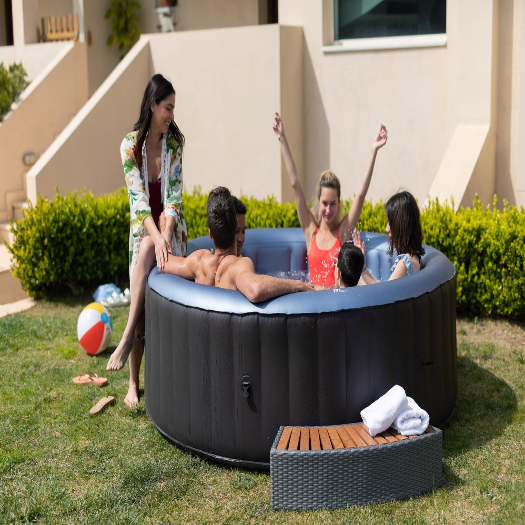 Voir la diapositive 2 : CONCEPT USINE Spa gonflable rond 6 places FORMENTERA