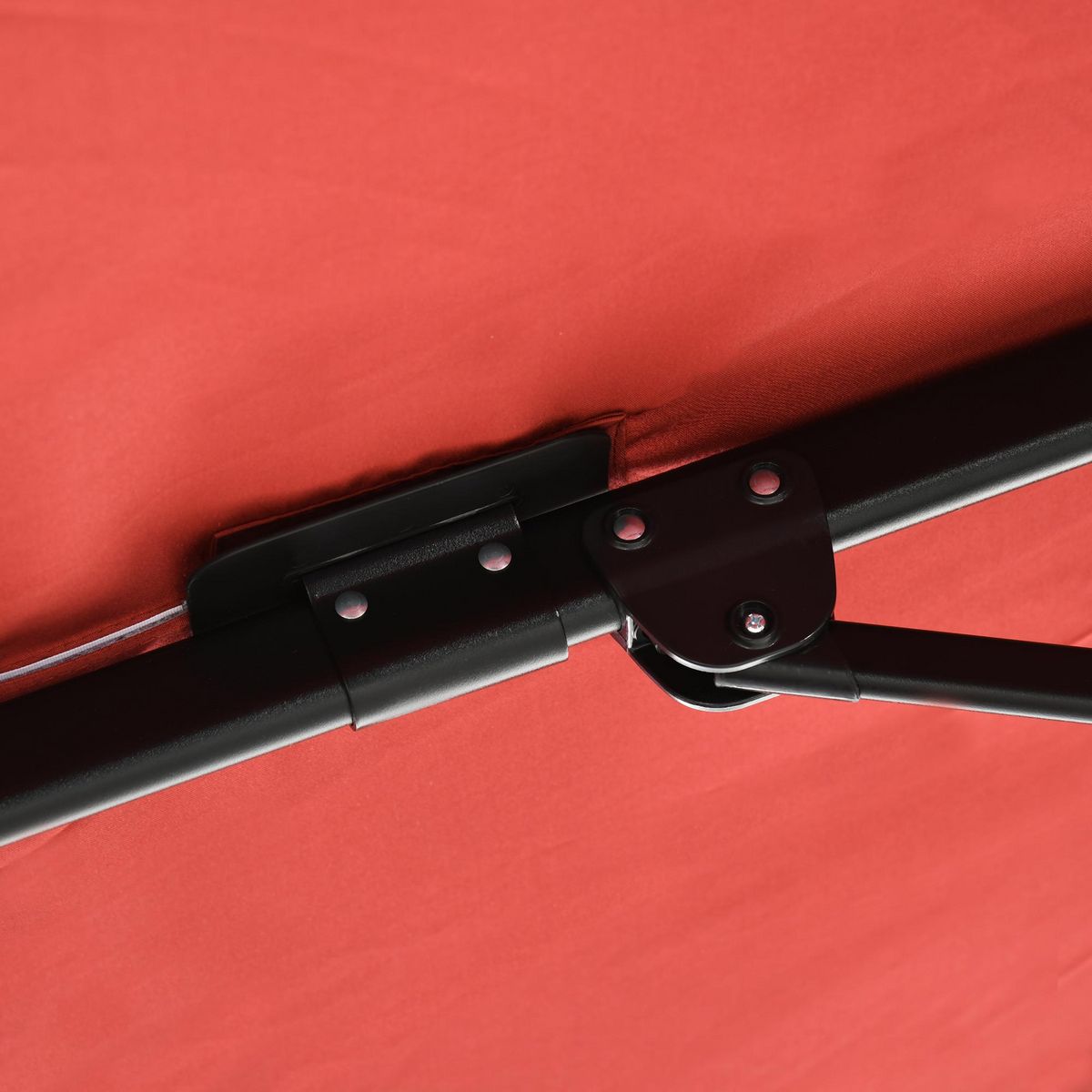 OUTSUNNY Parasol déporté carré inclinable manivelle avec pied en acier dim. 2,45L x 2,45l x 2,45H m métal alu. polyester haute densité rouge