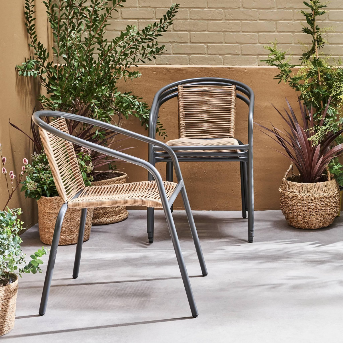 SWEEEK Fauteuils de jardin structure métallique anthracite et résine couleur naturelle. traitement antirouille. lot de 4 TONALA