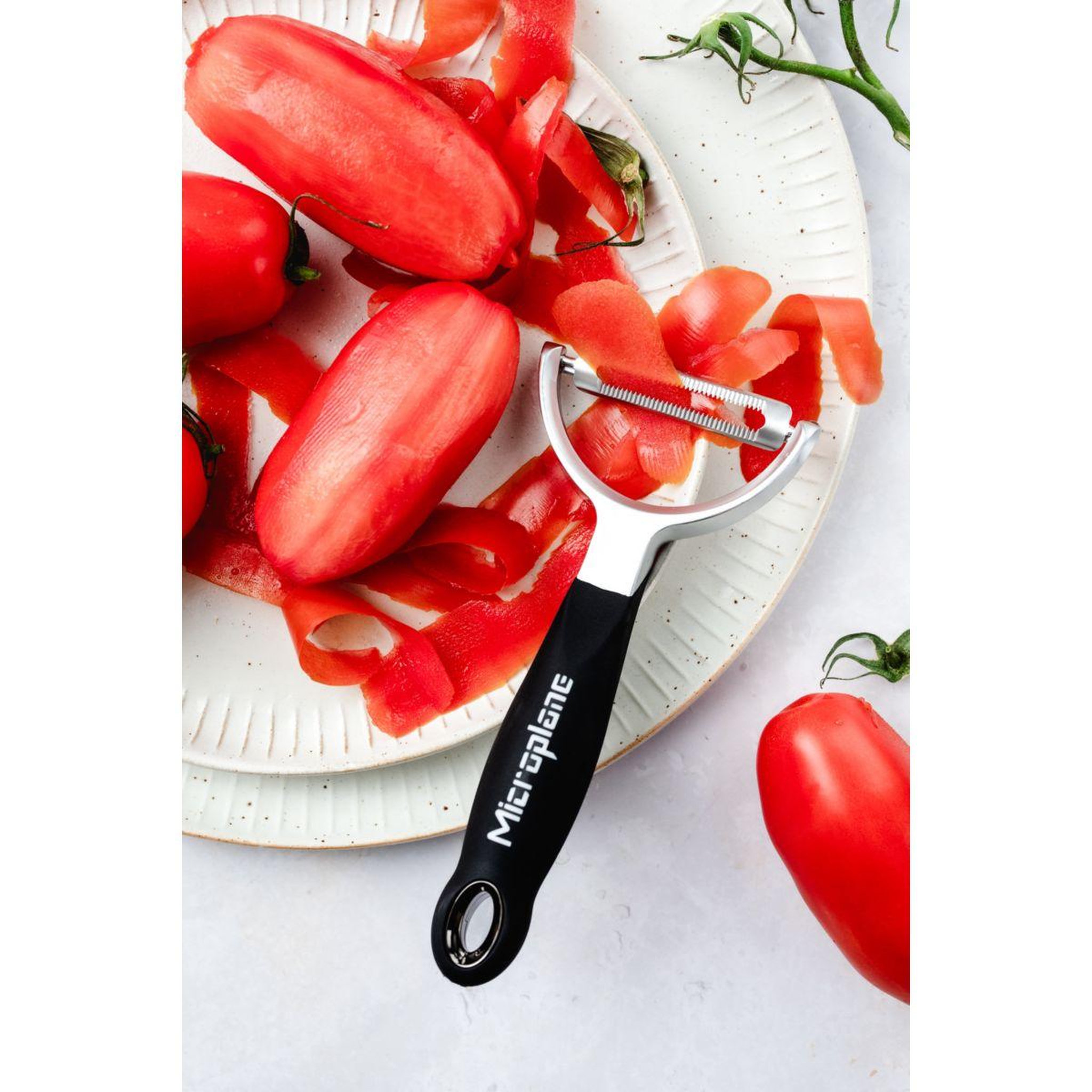 Voir la diapositive 2 : MICROPLANE Eplucheur Professional Y Serrated Black