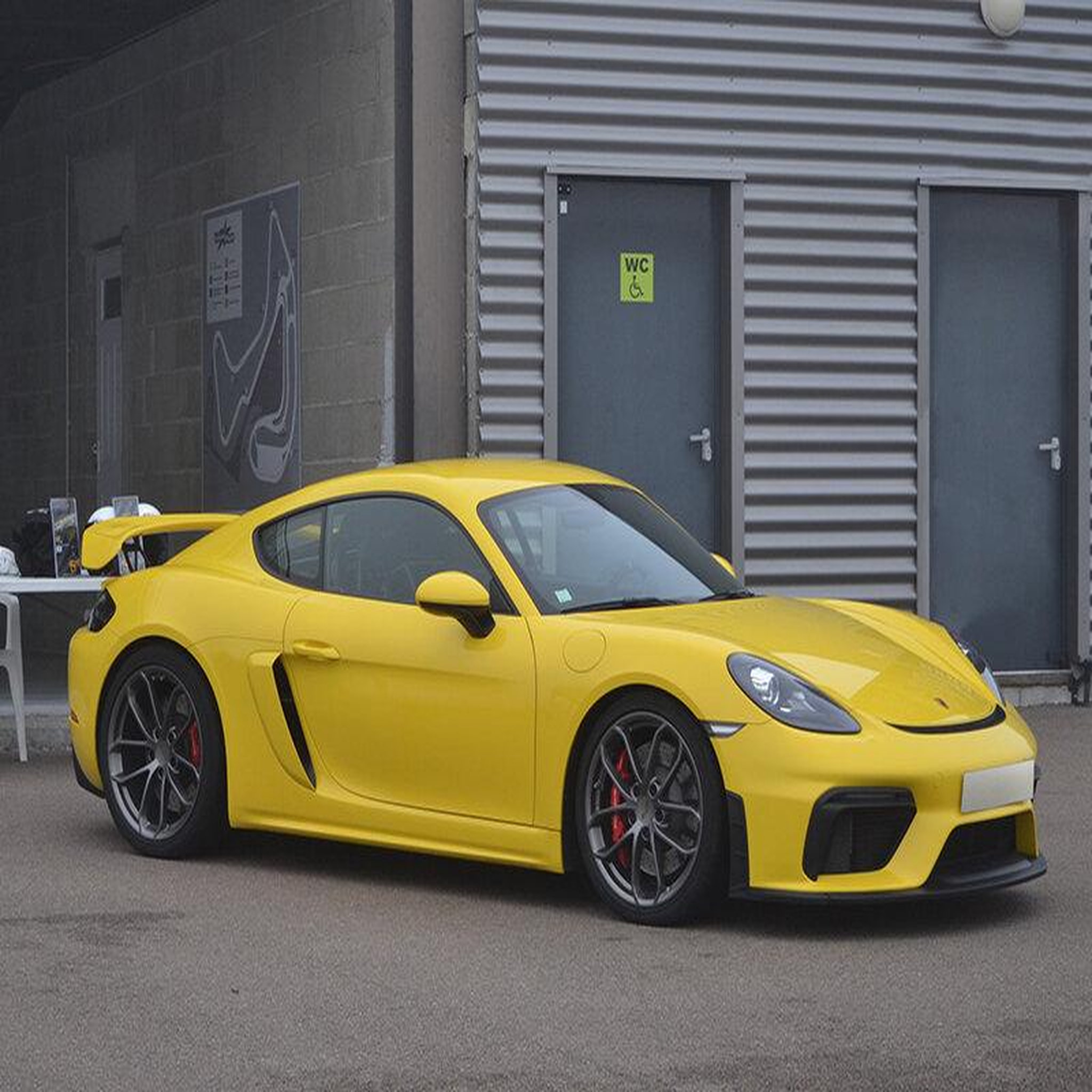 Voir la diapositive 2 : Smartbox Pilotage d'une Porsche GTA 4 Clubsport pendant 2 tours sur le circuit de Bresse - Coffret Cadeau Sport & Aventure