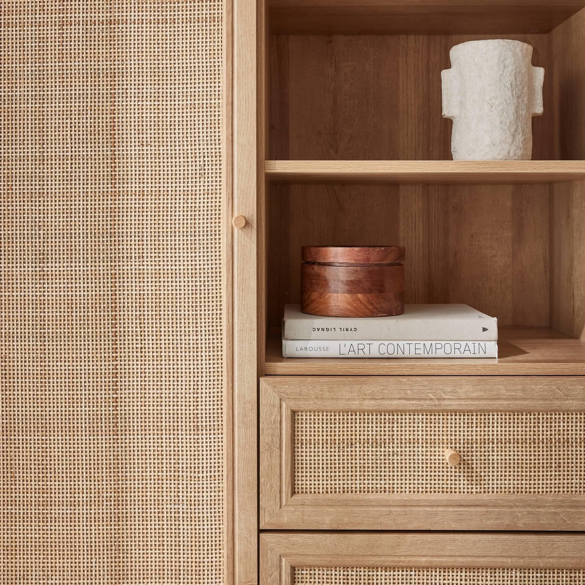 SWEEEK Buffet de rangement cannage et décor bois. buffet haut. vaisselier. 1 porte. 2 tiroirs. 6 étagères