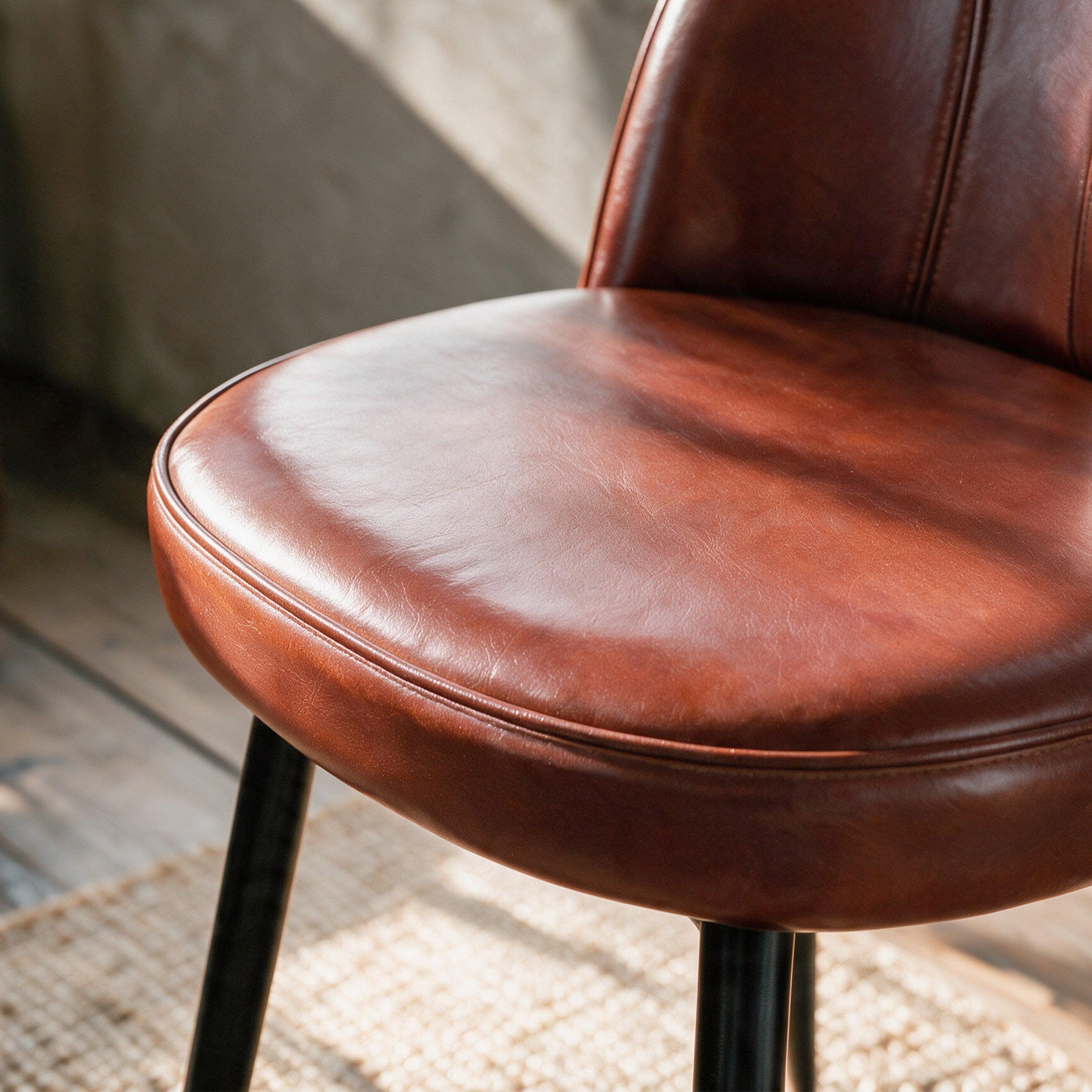 Voir la diapositive 6 : MAISON PAVANE Lot de 2 chaises en cuir de buffle marron rouge-Célestin