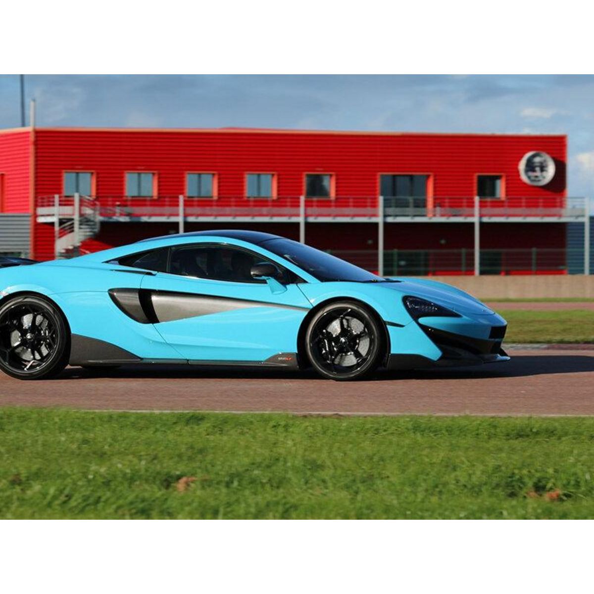 Smartbox Stage de pilotage : 2 tours sur le circuit de La Ferté-Gaucher en McLaren 600LT - Coffret Cadeau Sport & Aventure