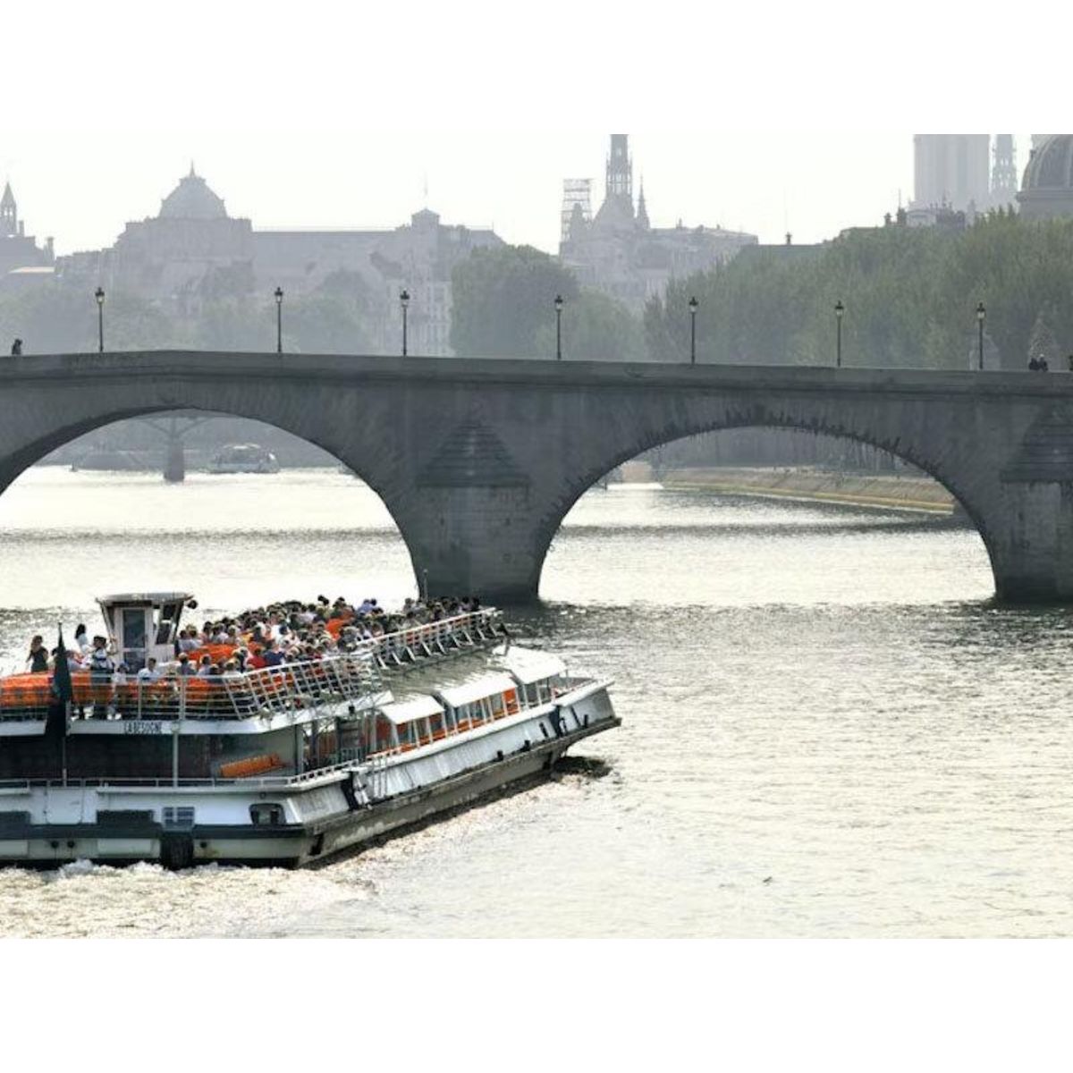 Smartbox Découverte de Paris lors d'un dîner croisière Prestige sur la Seine pour 2 adultes - Coffret Cadeau Gastronomie