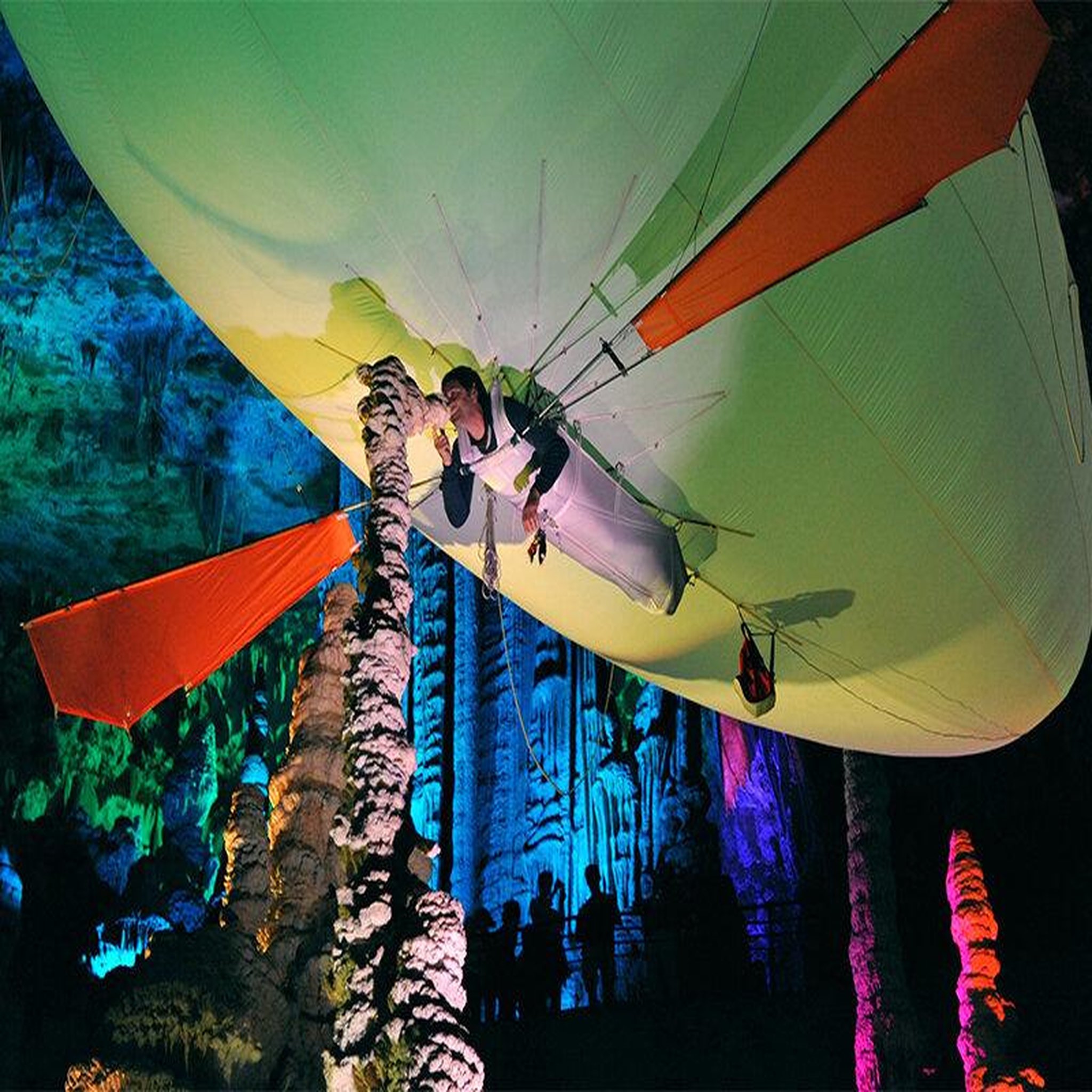 Voir la diapositive 2 : Smartbox Vol magique en aéroplume de 20 min dans la grotte de la salamandre près d'alès - coffret cadeau sport & aventure