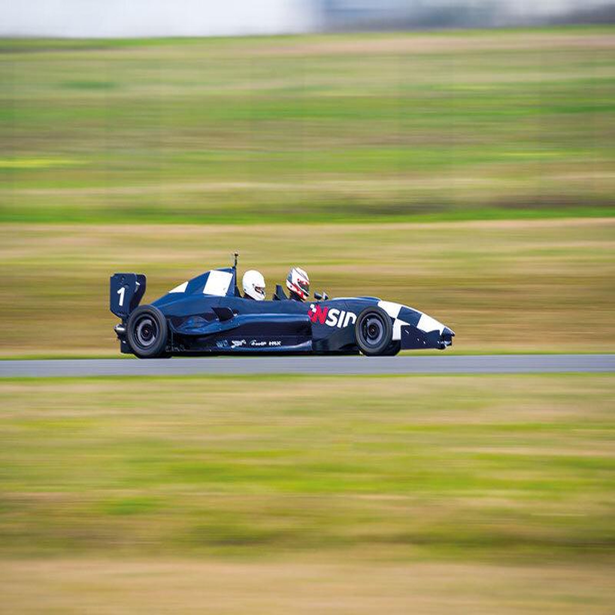 Voir la diapositive 4 : Smartbox Stage de pilotage : 5 tours sur le circuit de Fontenay-le-Comte en Formule Renault 2.0 - Coffret Cadeau Sport & Aventure