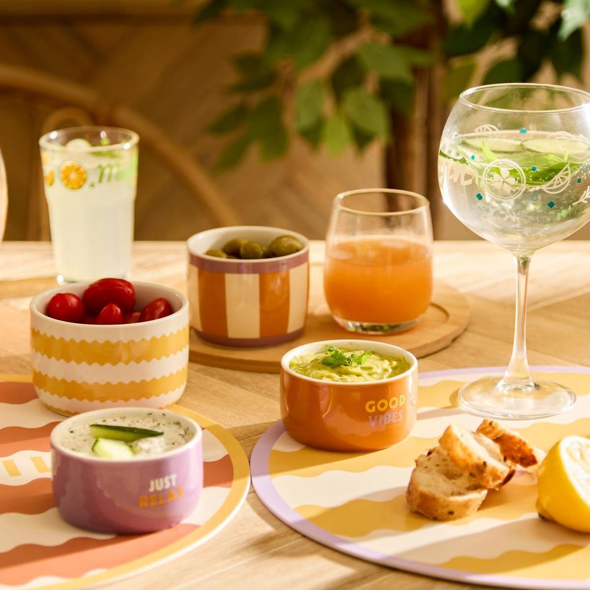 Voir la diapositive 2 : SECRET DE GOURMET Service apéritif 5 pièces  poolside  25cm multicolore