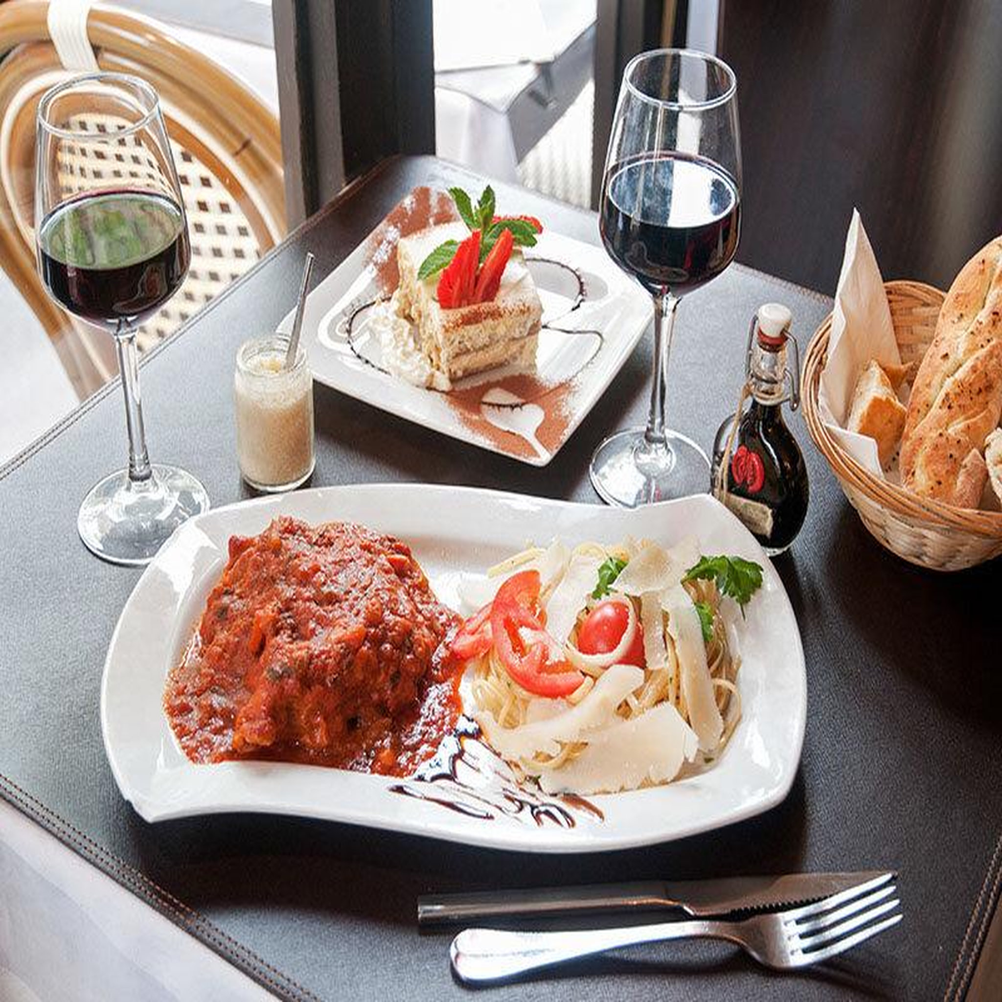Voir la diapositive 3 : Smartbox Menu gastronomique 3 plats boissons comprises à paris pour 2 personnes - coffret cadeau gastronomie