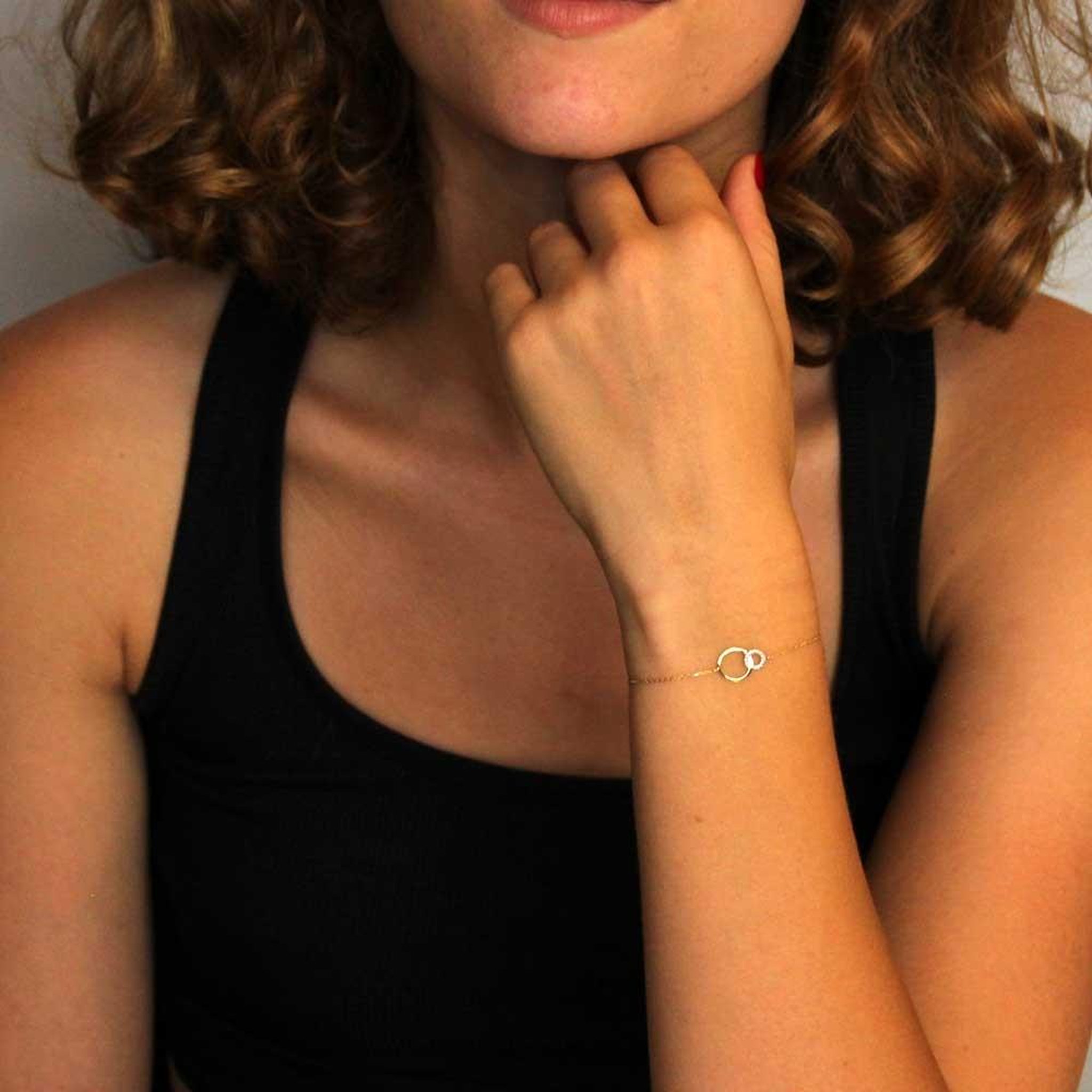 Voir la diapositive 3 : L'ATELIER D'AZUR Bracelet Or Jaune et Diamants - Motif Anneaux - Femme