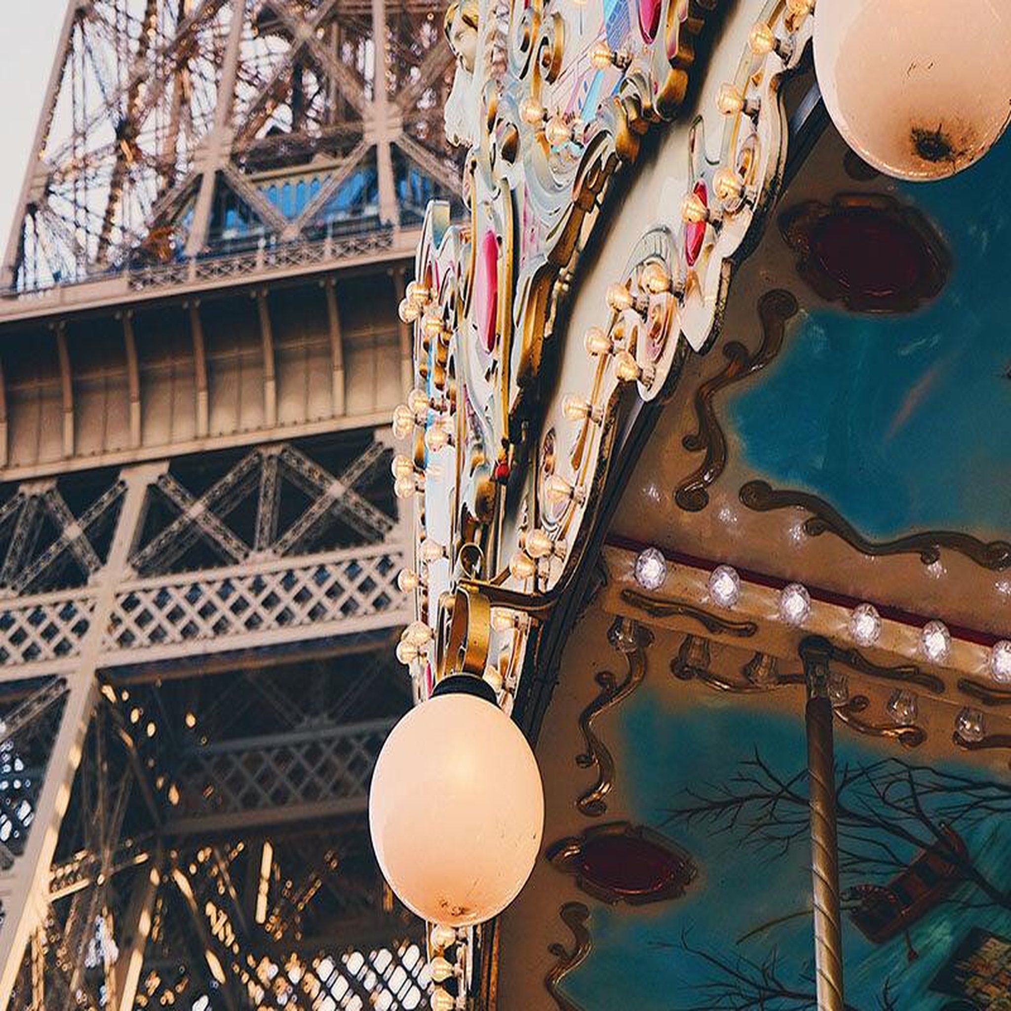 Voir la diapositive 4 : Smartbox Un accès de 2h au 2ème étage de la tour eiffel et une croisière sur la seine - coffret cadeau multi-thèmes