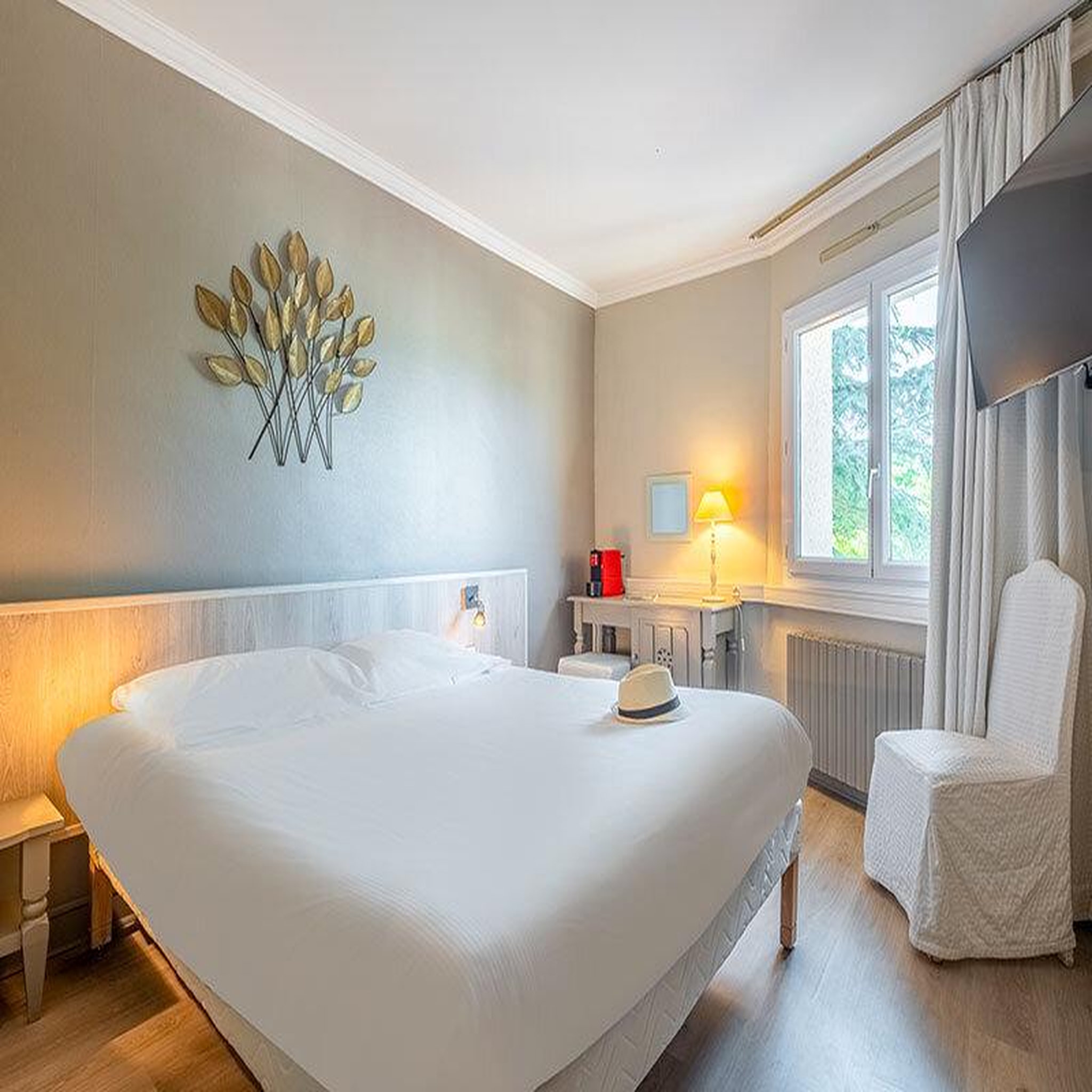 Voir la diapositive 2 : Smartbox 2 jours en hôtel avec dîner, accès à l'espace bien-être et lit hydromassant près de rodez - coffret cadeau séjour