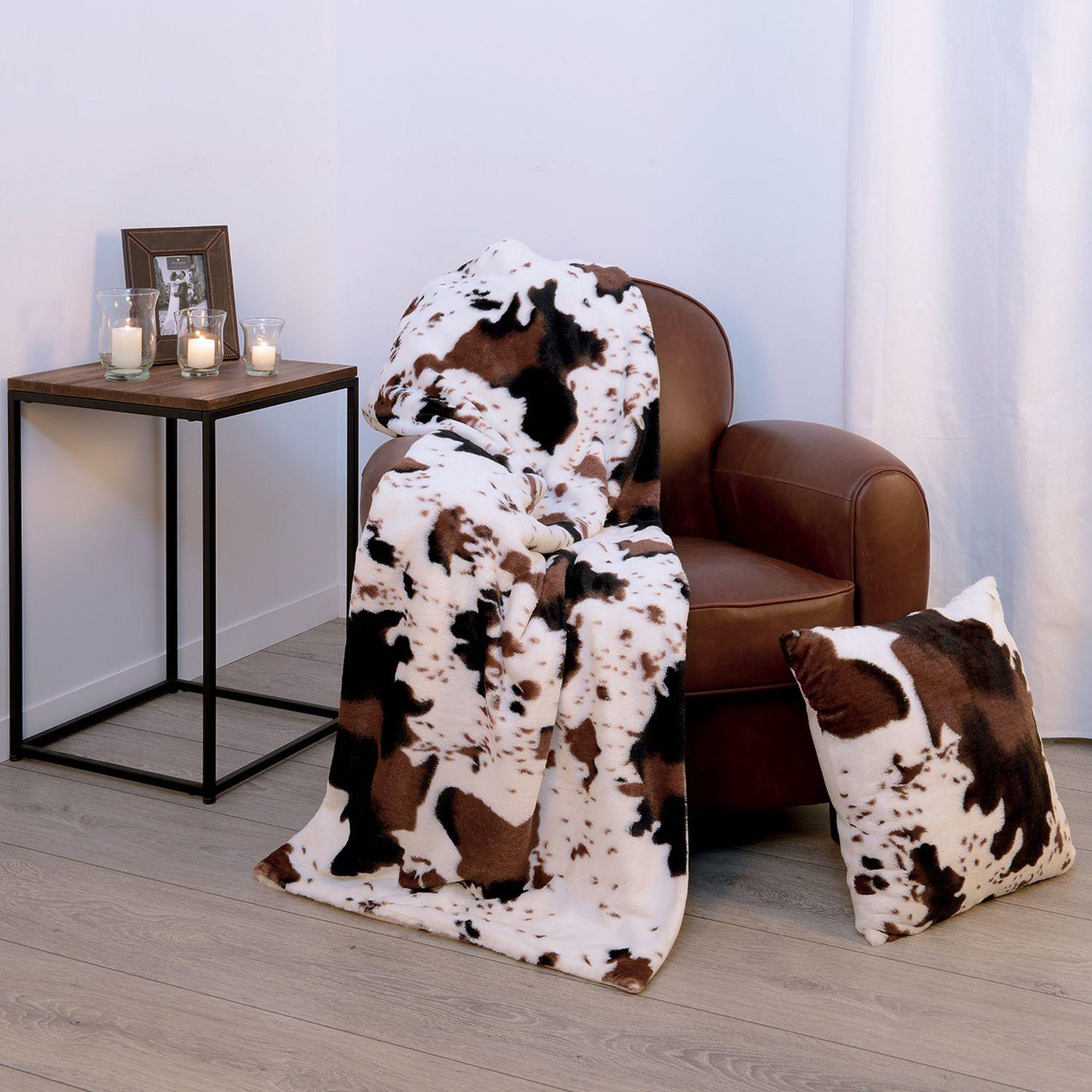 Voir la diapositive 2 : ATMOSPHERA Plaid vache - 130 x 160 cm - blanc et marron