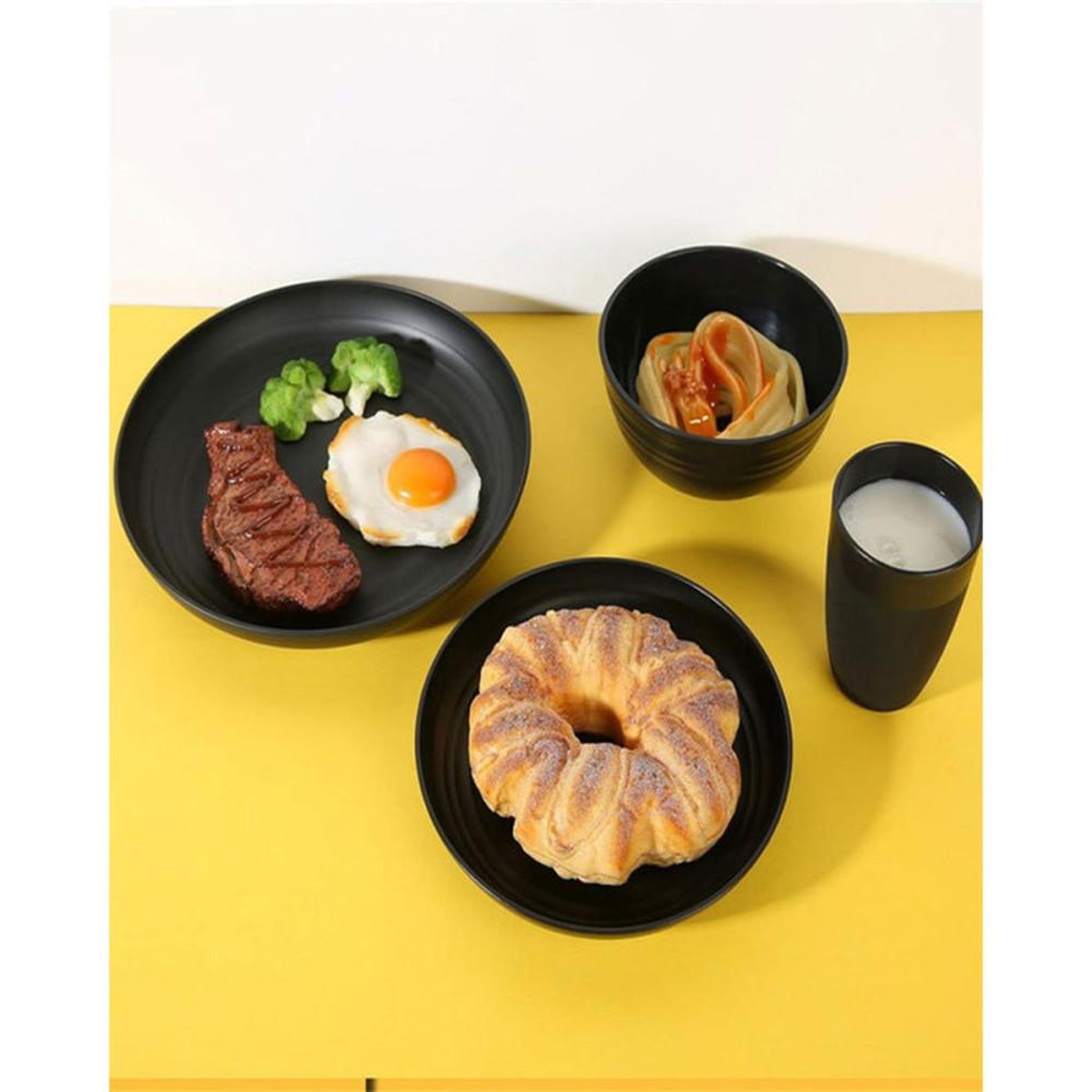 Voir la diapositive 3 : Service de table 16 pièces noir mat en PP sans BPA pour 4 : assiettes, bols et verres