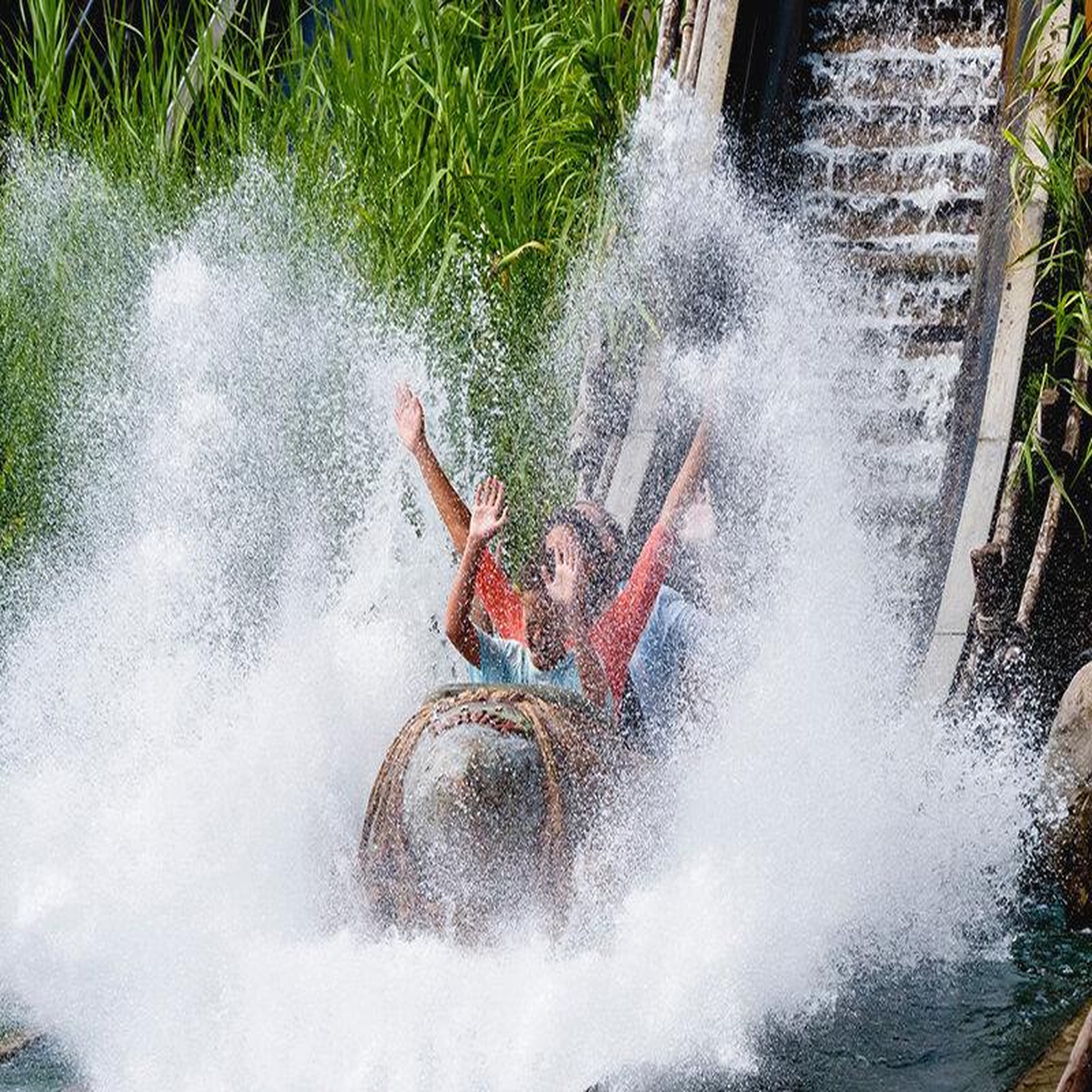 Voir la diapositive 4 : Smartbox Séjour parc astérix : billets d'entrée pour 2 adultes basse saison (2 jours) et nuit à l'hôtel la cité suspendue - coffret cadeau séjour