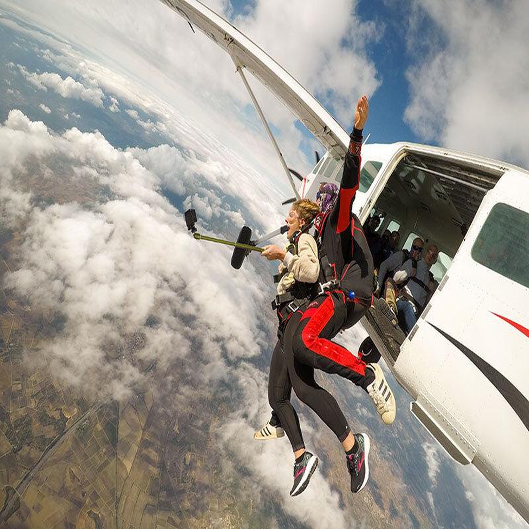 Voir la diapositive 3 : Smartbox Saut en parachute tandem en occitanie - coffret cadeau sport & aventure