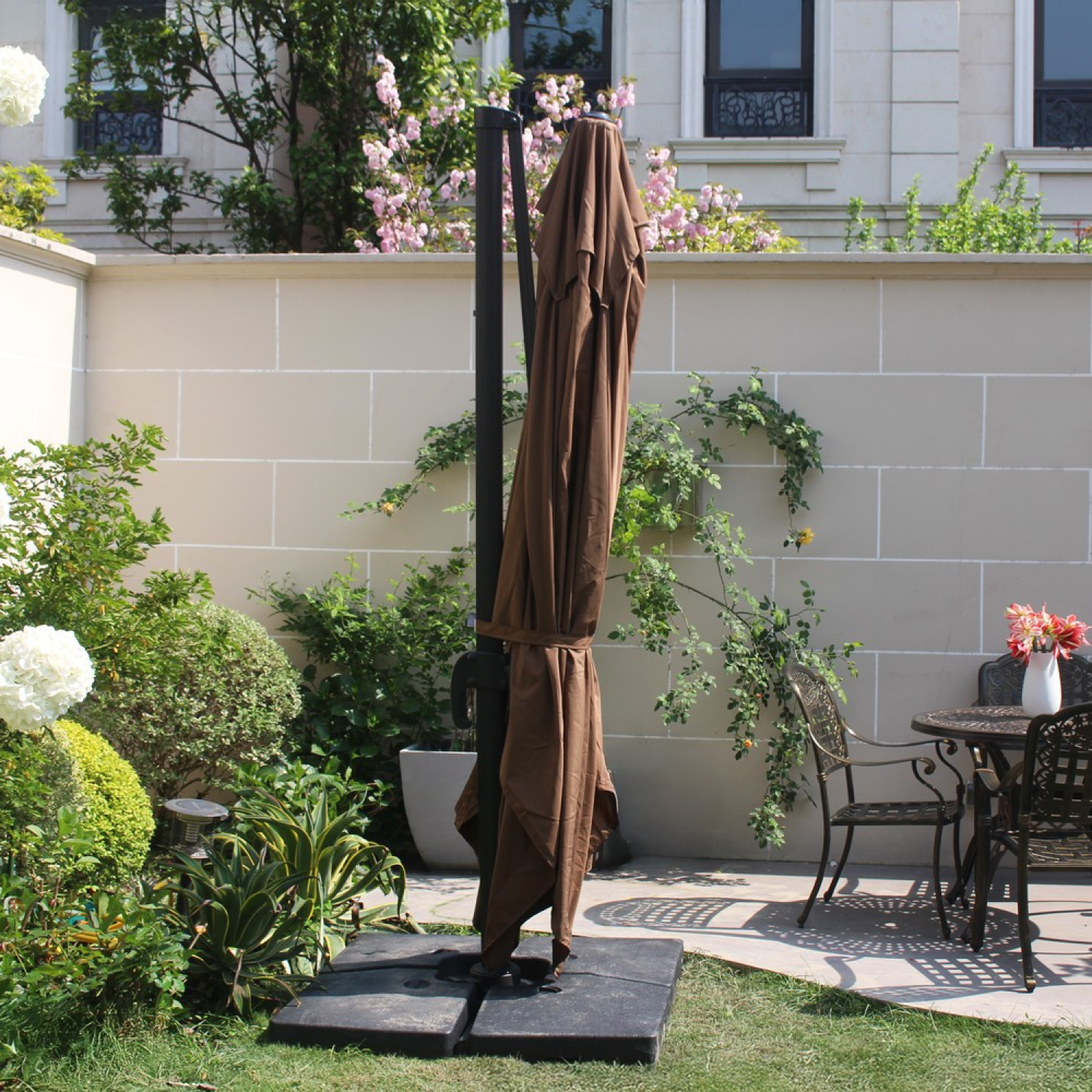 Voir la diapositive 5 : CONCEPT USINE Ensemble parasol  marron 3x4m et 4 dalles à lester CESARE
