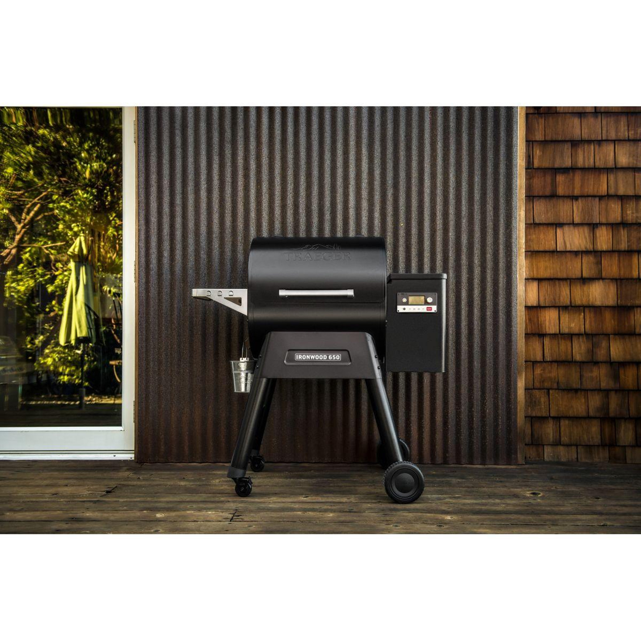 Voir la diapositive 2 : TRAEGER Barbecue pellet ironwood 650 noir sur chariot, grille haute 56x26.5 cm, grille basse 56x48 cm