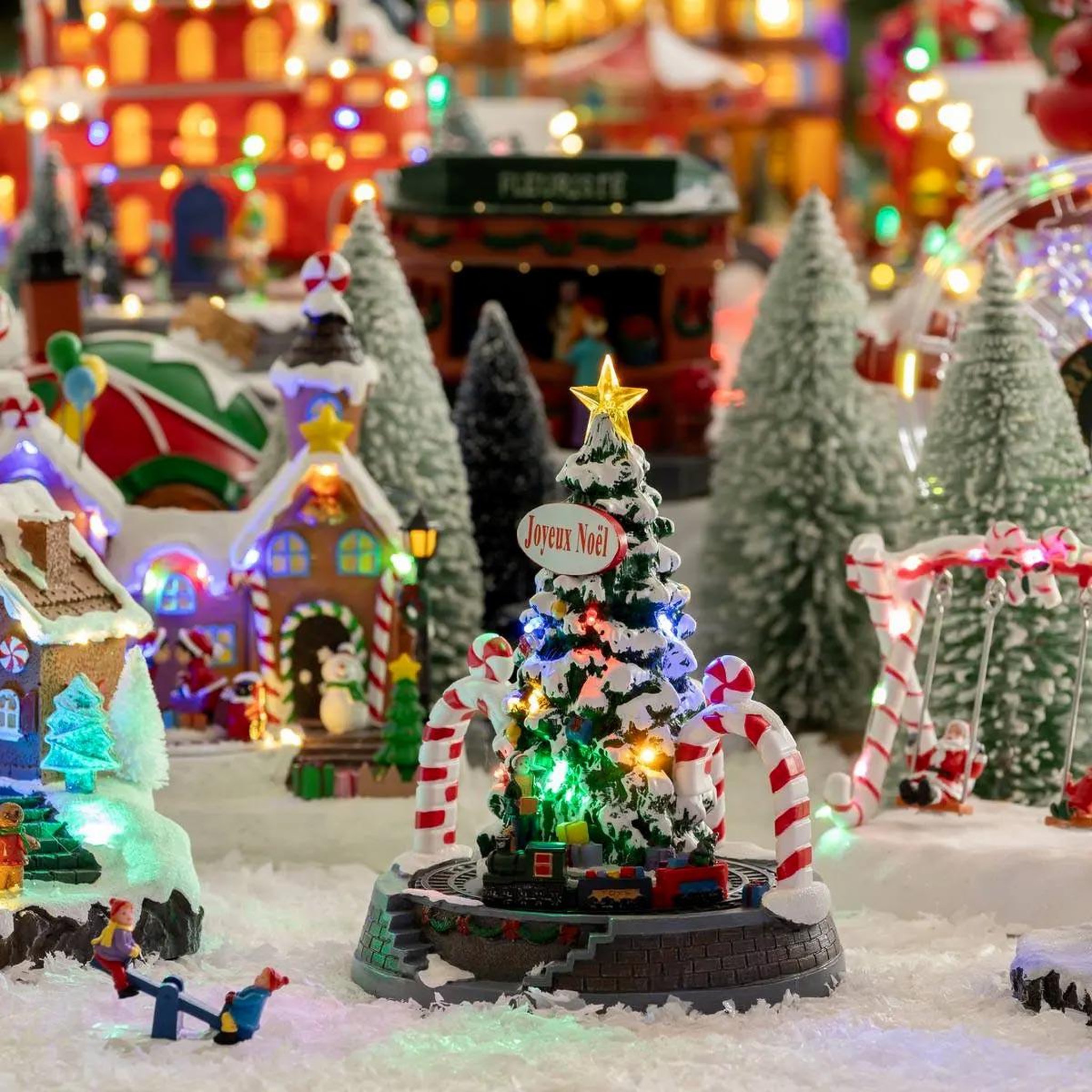 Voir la diapositive 5 : ATMOSPHERA Village de noel sapin train 208836