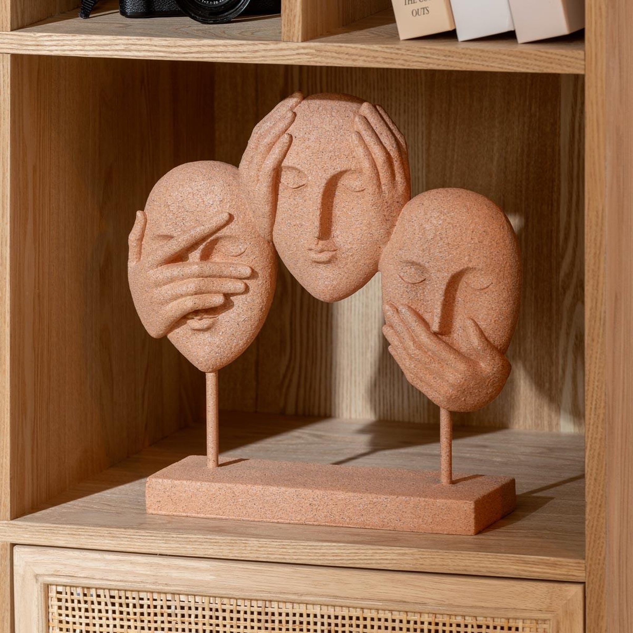 Voir la diapositive 2 : J-LINE Statuette 3 visages sur socle  morris  30cm terracotta