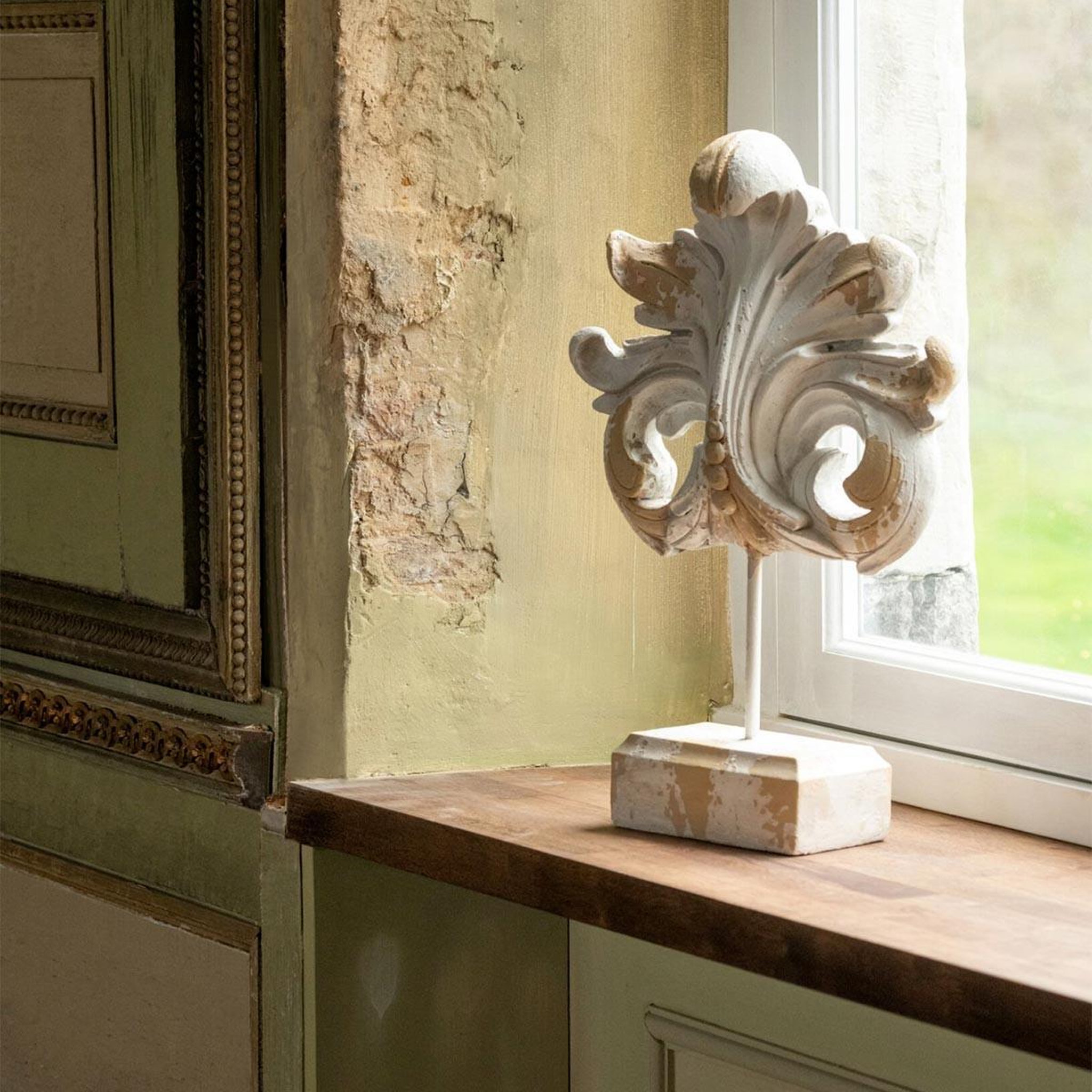 Voir la diapositive 2 : J-LINE Objet déco fleur de lys extérieur  rémi  52cm beige