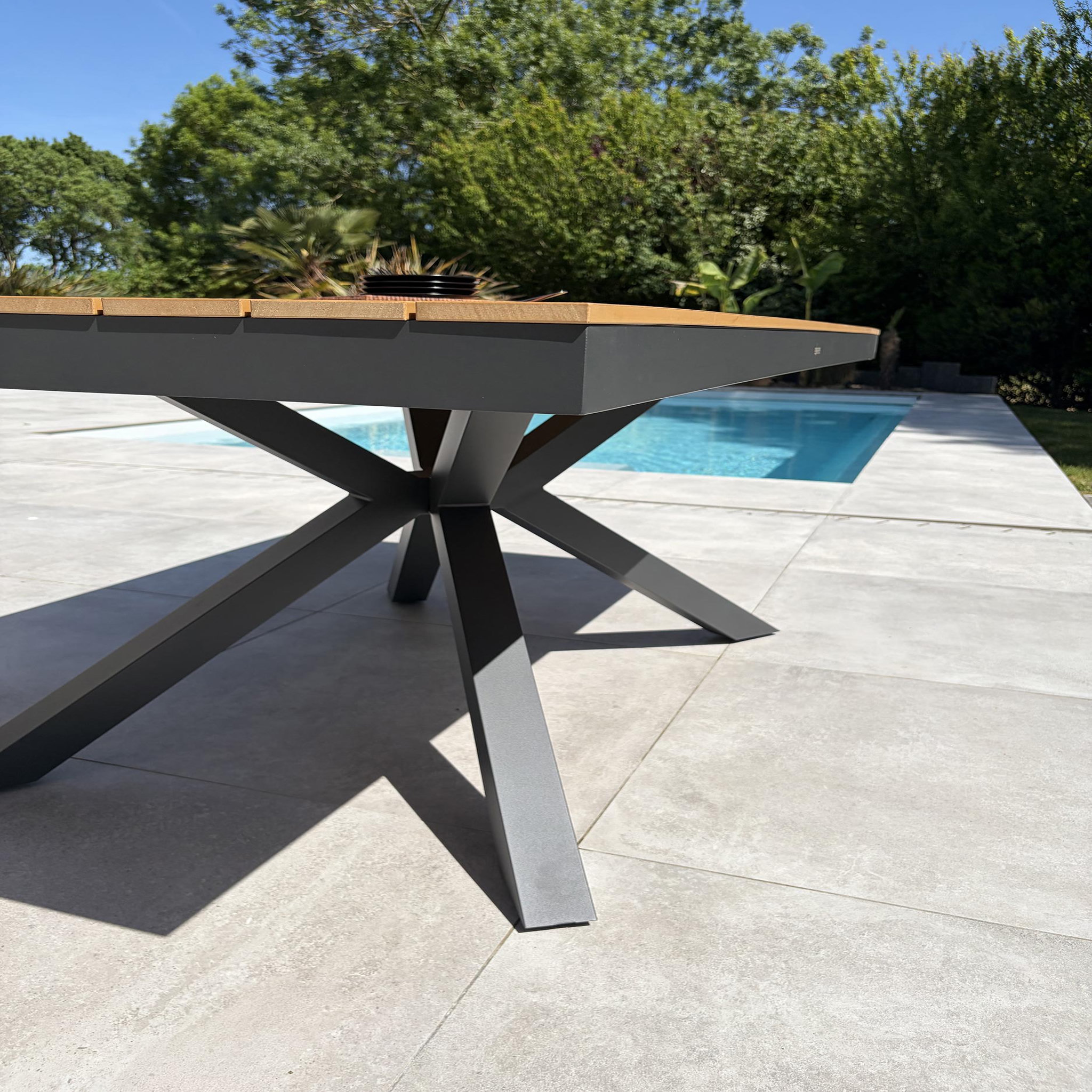 Voir la diapositive 6 : DCB GARDEN Table de jardin en alu plateau polywood aspect bois