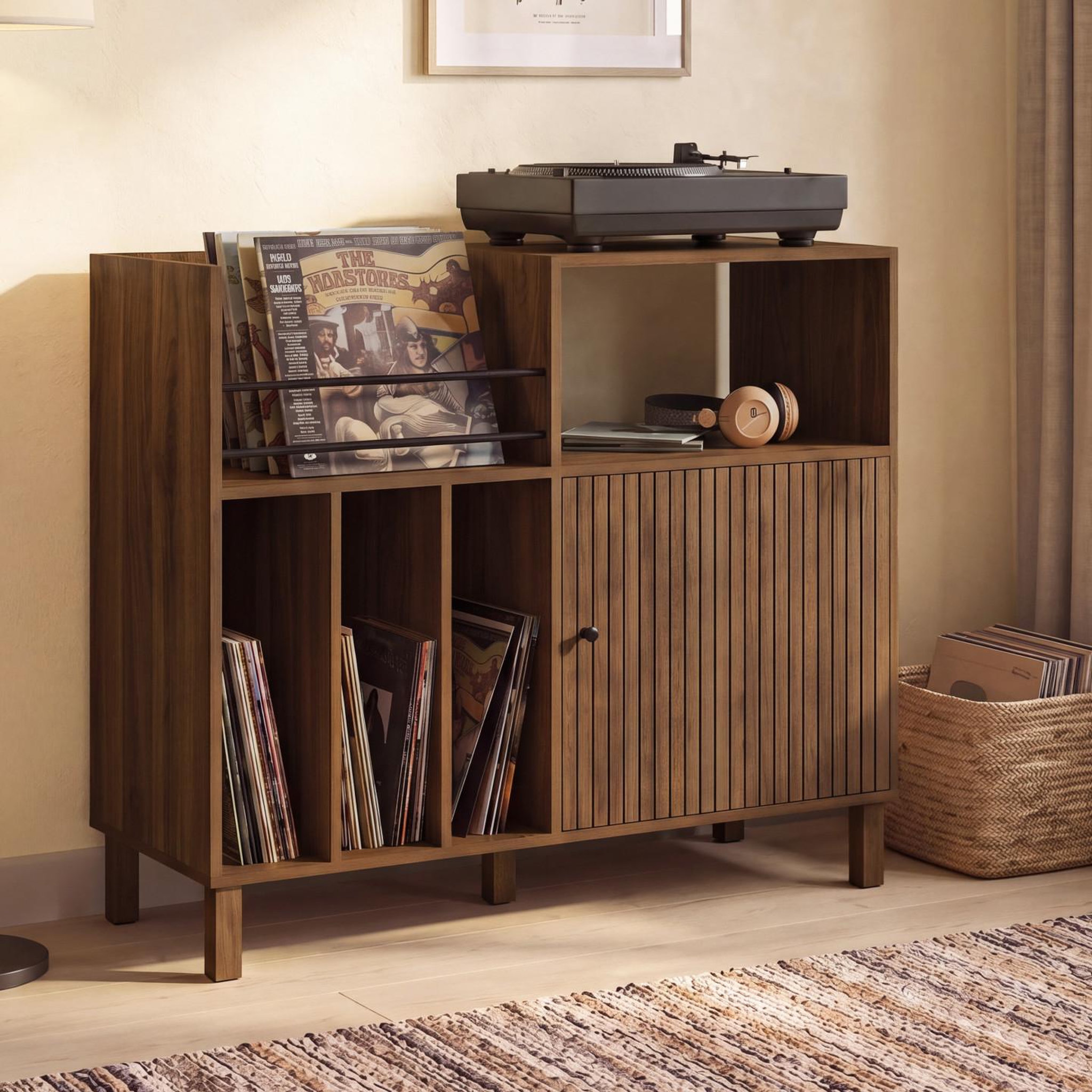 Voir la diapositive 2 : ID MARKET Meuble d'appoint, buffet de rangement avec étagères, supports vinyles, platine et placard 90 cm JULIETTE lattes bois effet noyer