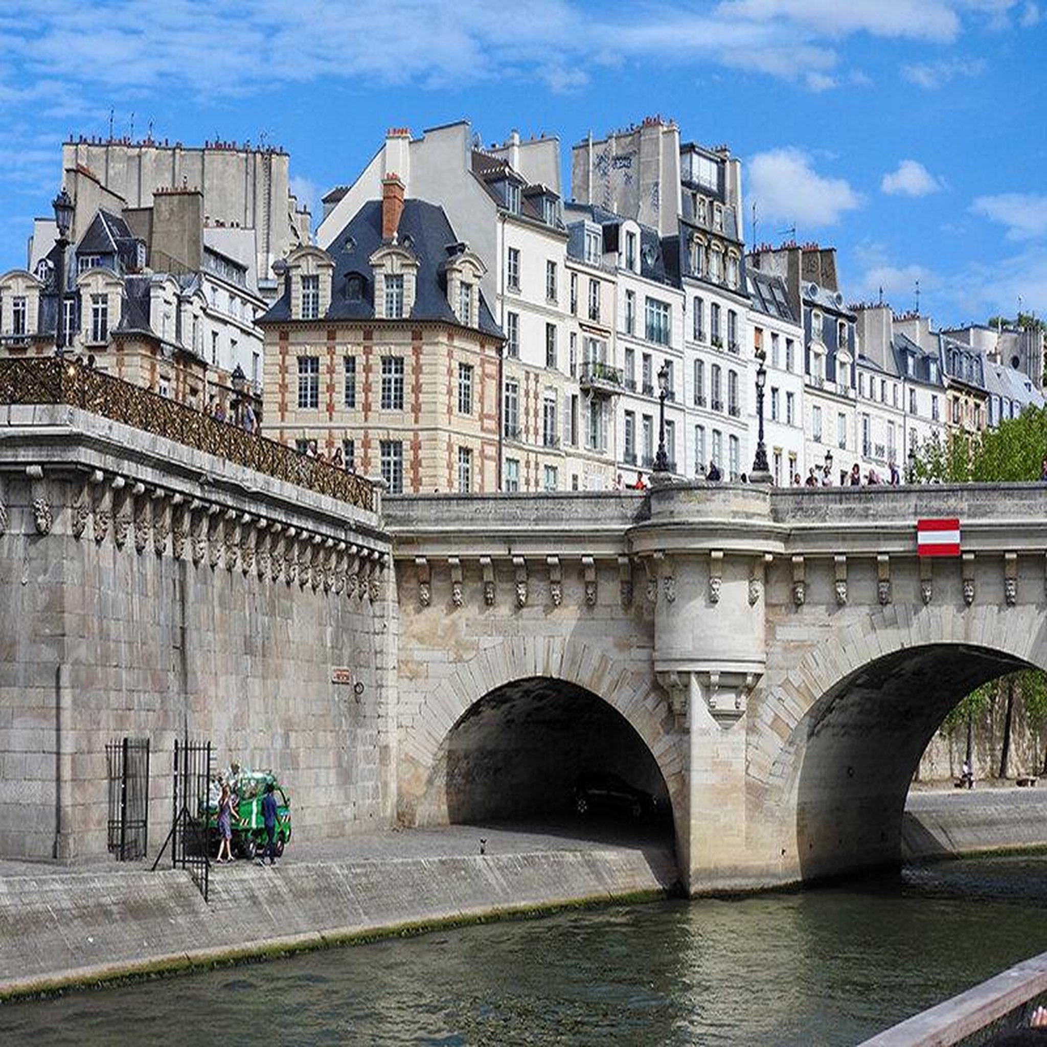 Voir la diapositive 3 : Smartbox Une journée à Paris : croisière et visites pour 2 - Coffret Cadeau Sport & Aventure