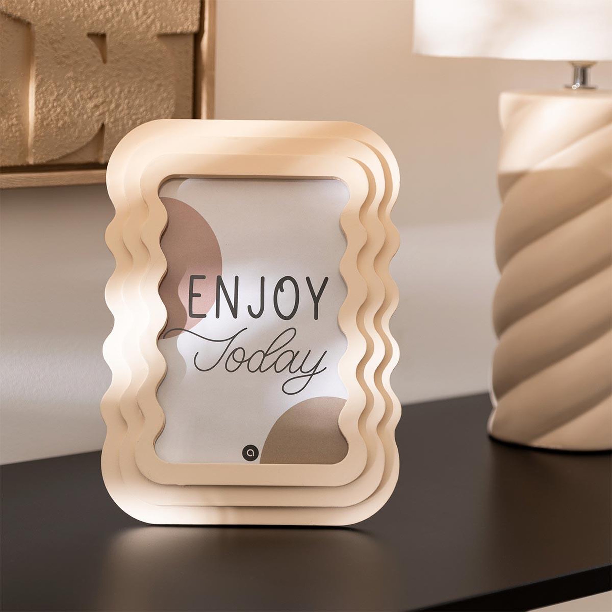 Voir la diapositive 4 : ATMOSPHERA Cadre photo  kelly  13x18cm beige