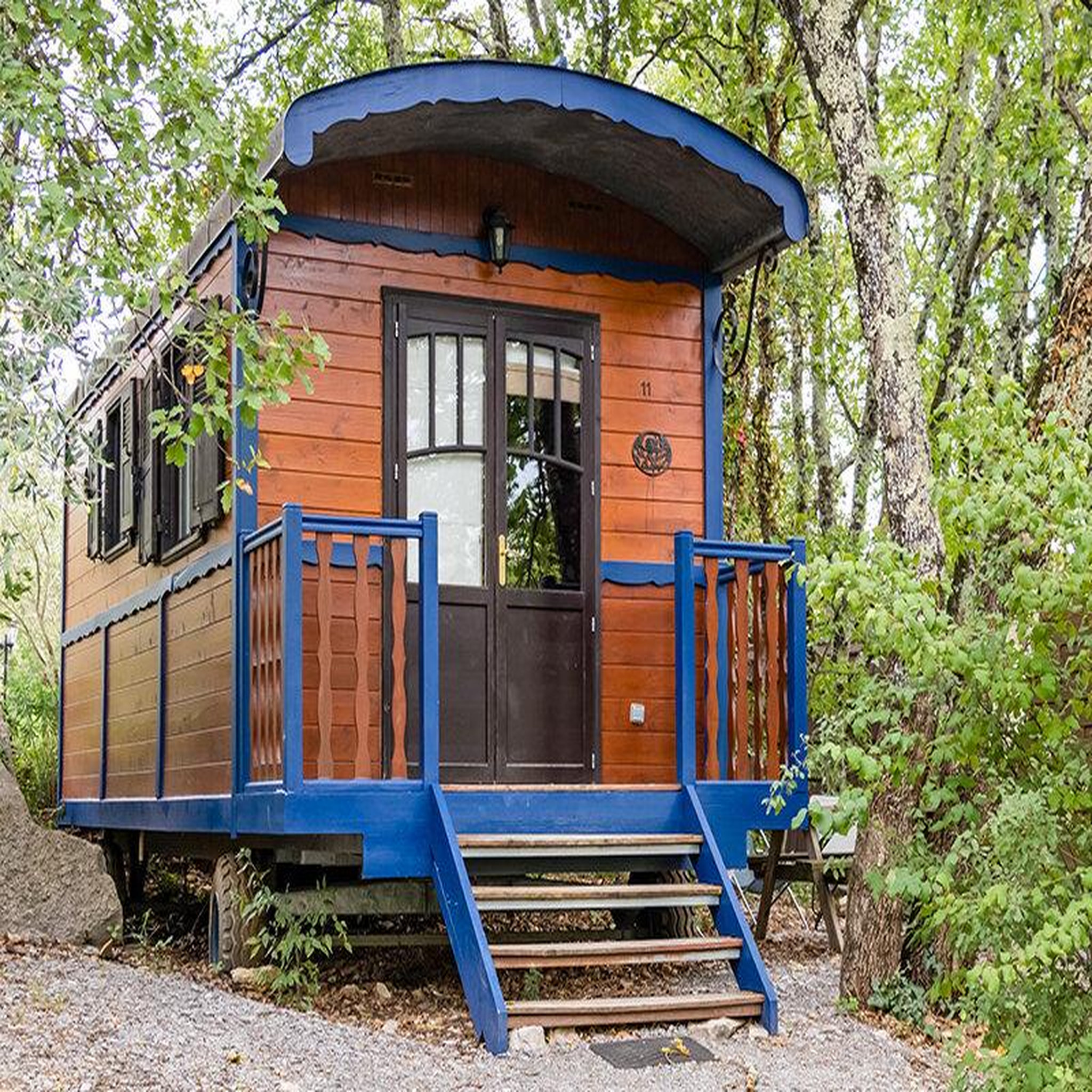 Voir la diapositive 2 : Smartbox 2 jours insolites en famille dans une roulotte avec accès au spa en ardèche - coffret cadeau séjour
