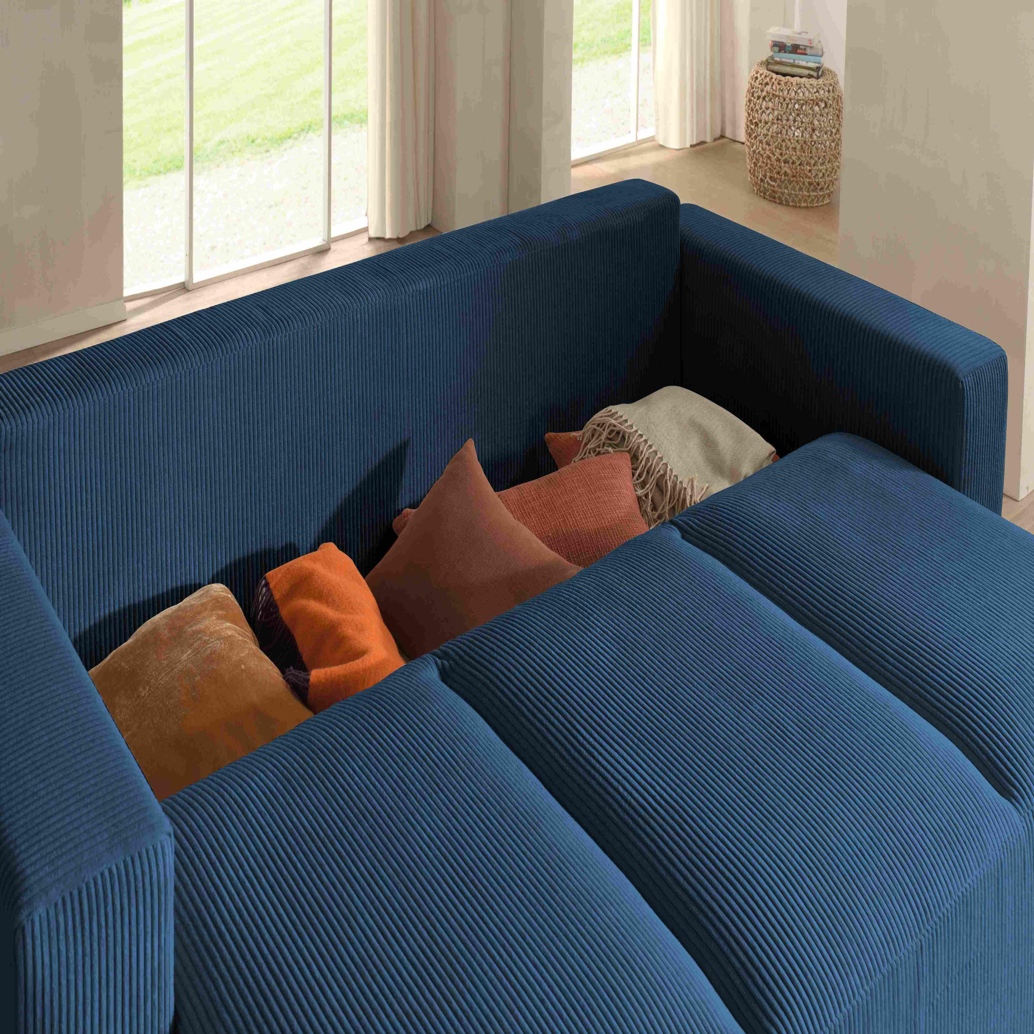 Voir la diapositive 4 : LISA DESIGN Livy - canapé droit convertible - avec coffre - en velours côtelé - 3 places
