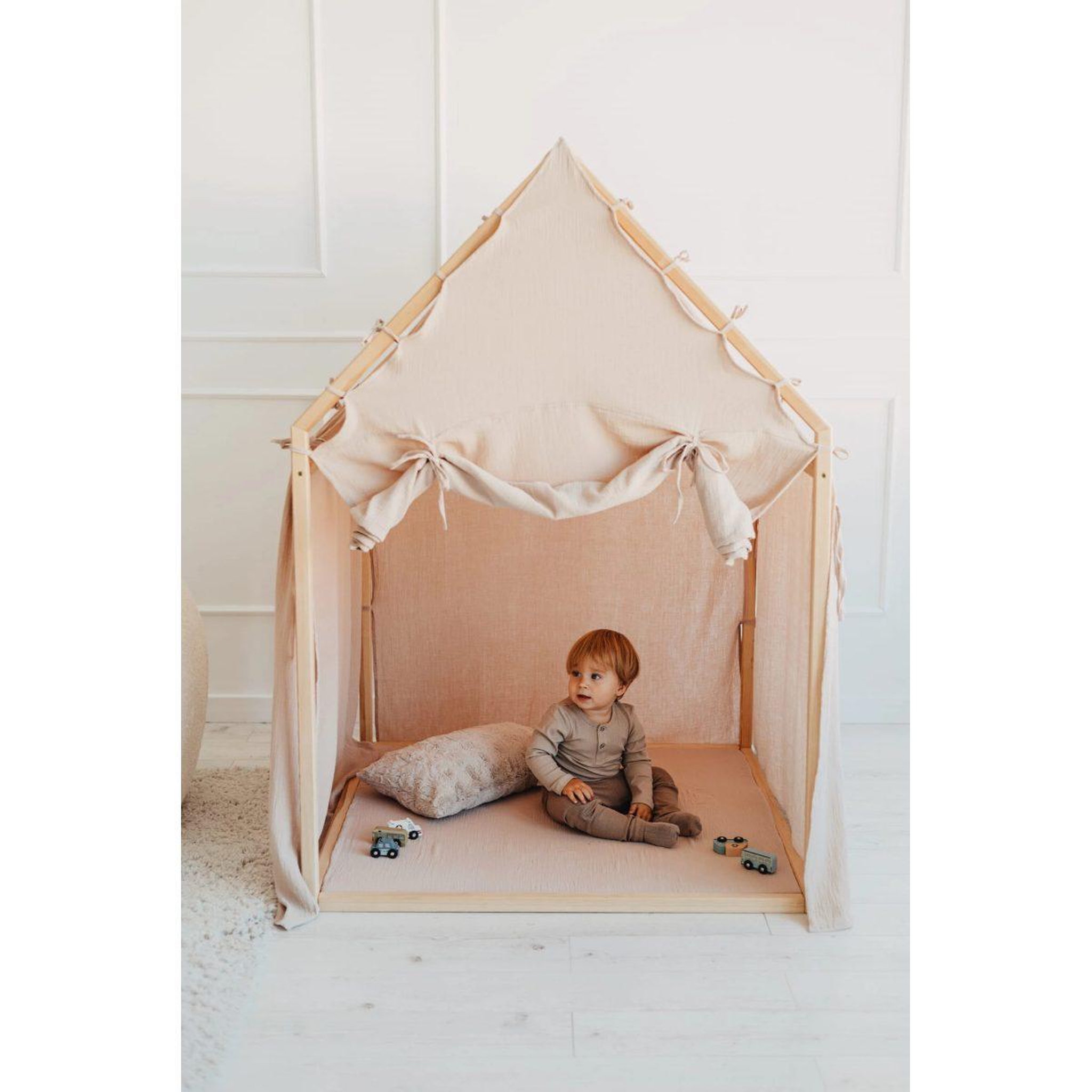 Voir la diapositive 5 : MONIO FOR KIDS Cabane de jeu en bois et mousseline 106 x 106 x 150 cm, store enroulable — Beige