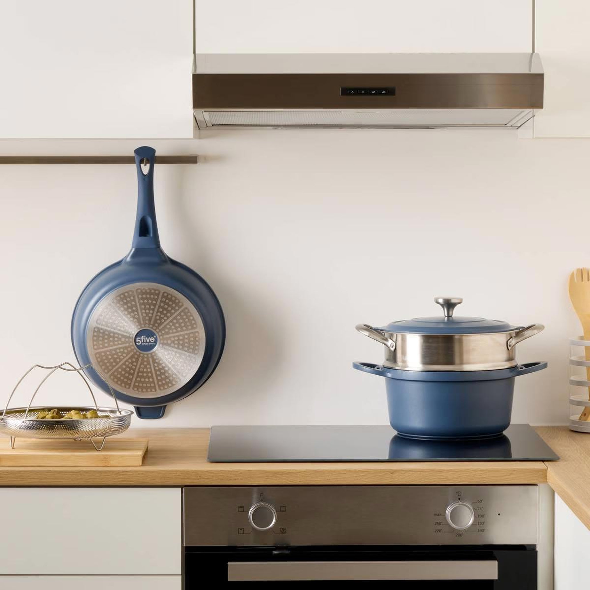 Voir la diapositive 5 : FIVE Cocotte avec panier vapeur  kirk  24cm bleu