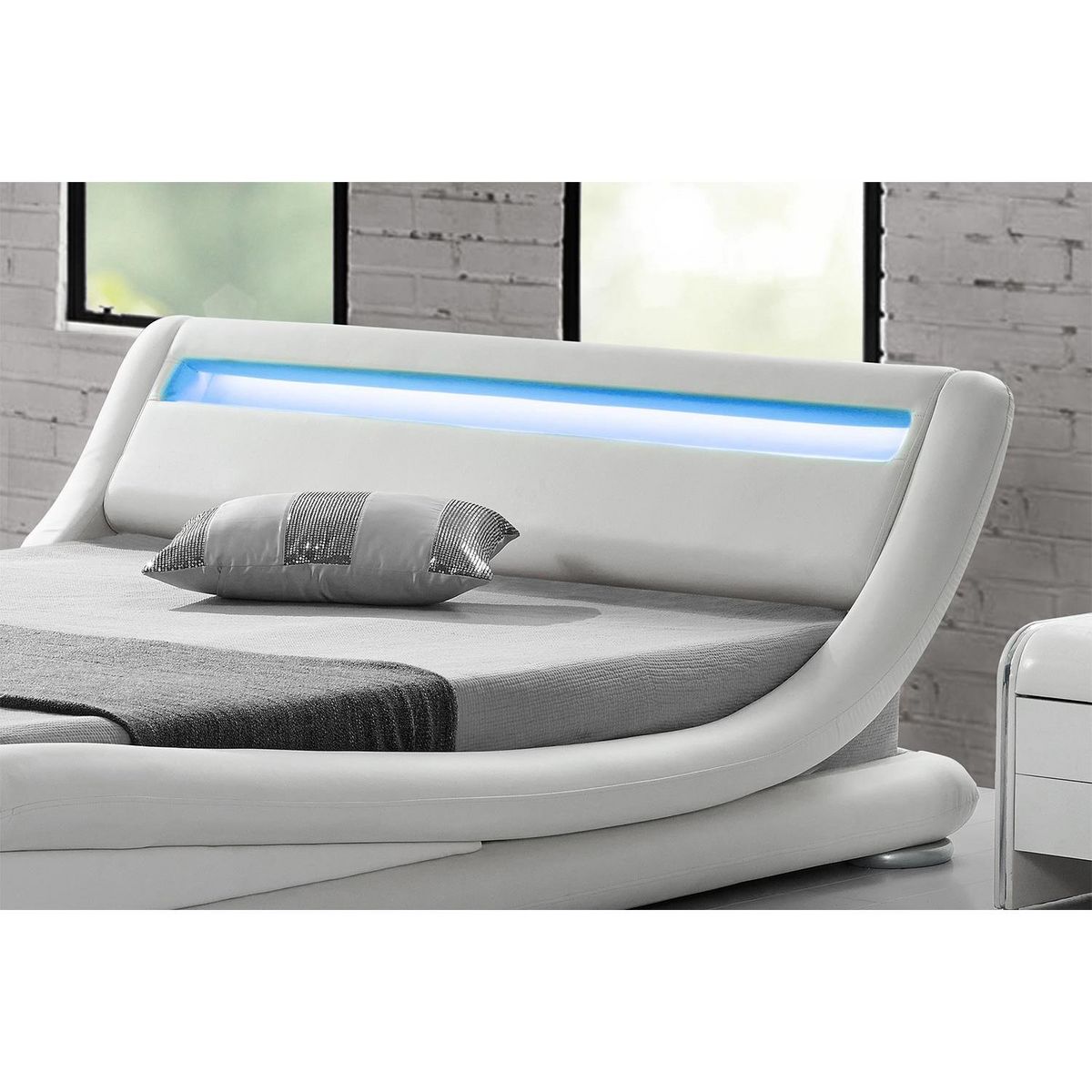 CONCEPT USINE Structure de lit avec LED 160 x 200 cm en PU blanc SEATTLE
