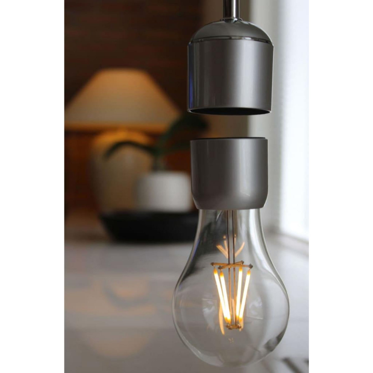 United Entertainment United Entertainment Lampe a levitation magnetique avec base en chene