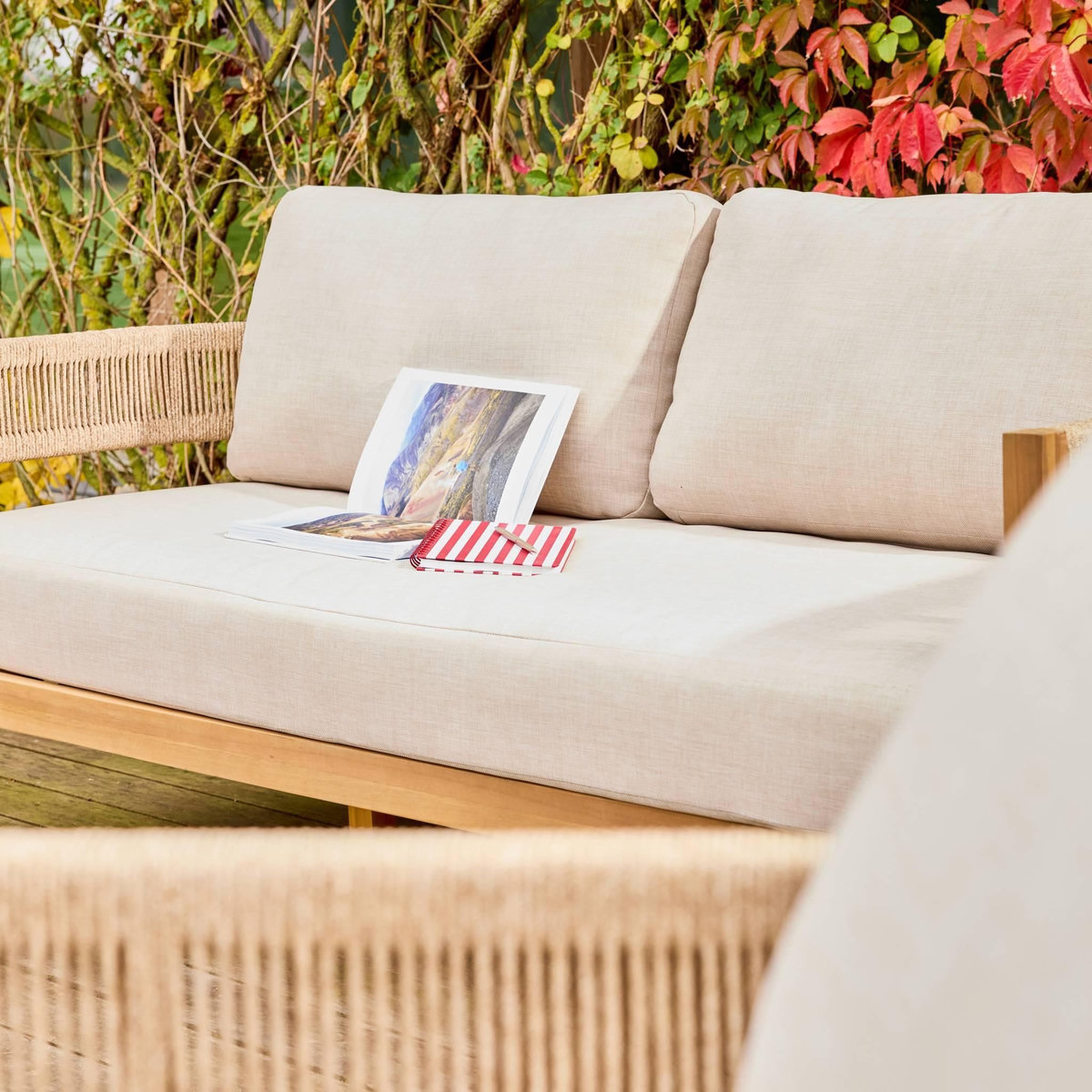 SWEEEK Salon de jardin bois d'acacia et cordes beige 4 places. tables rondes - Samos