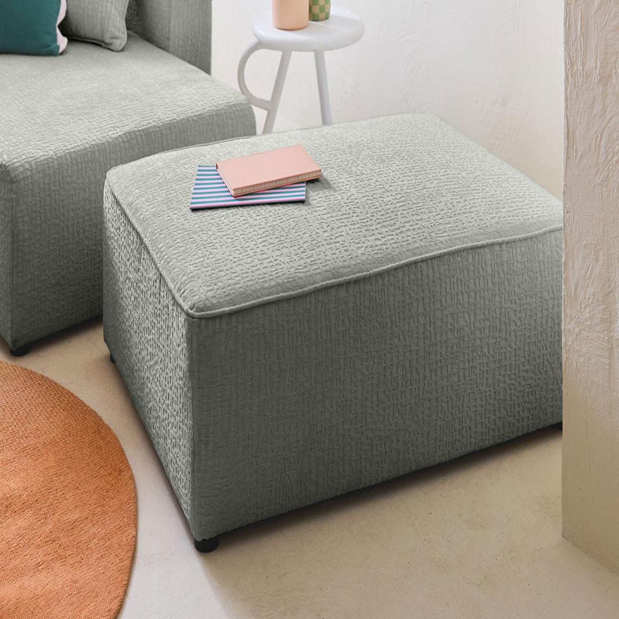 Voir la diapositive 1 : BEST MOBILIER Topaze - pouf - en tissu velours relief