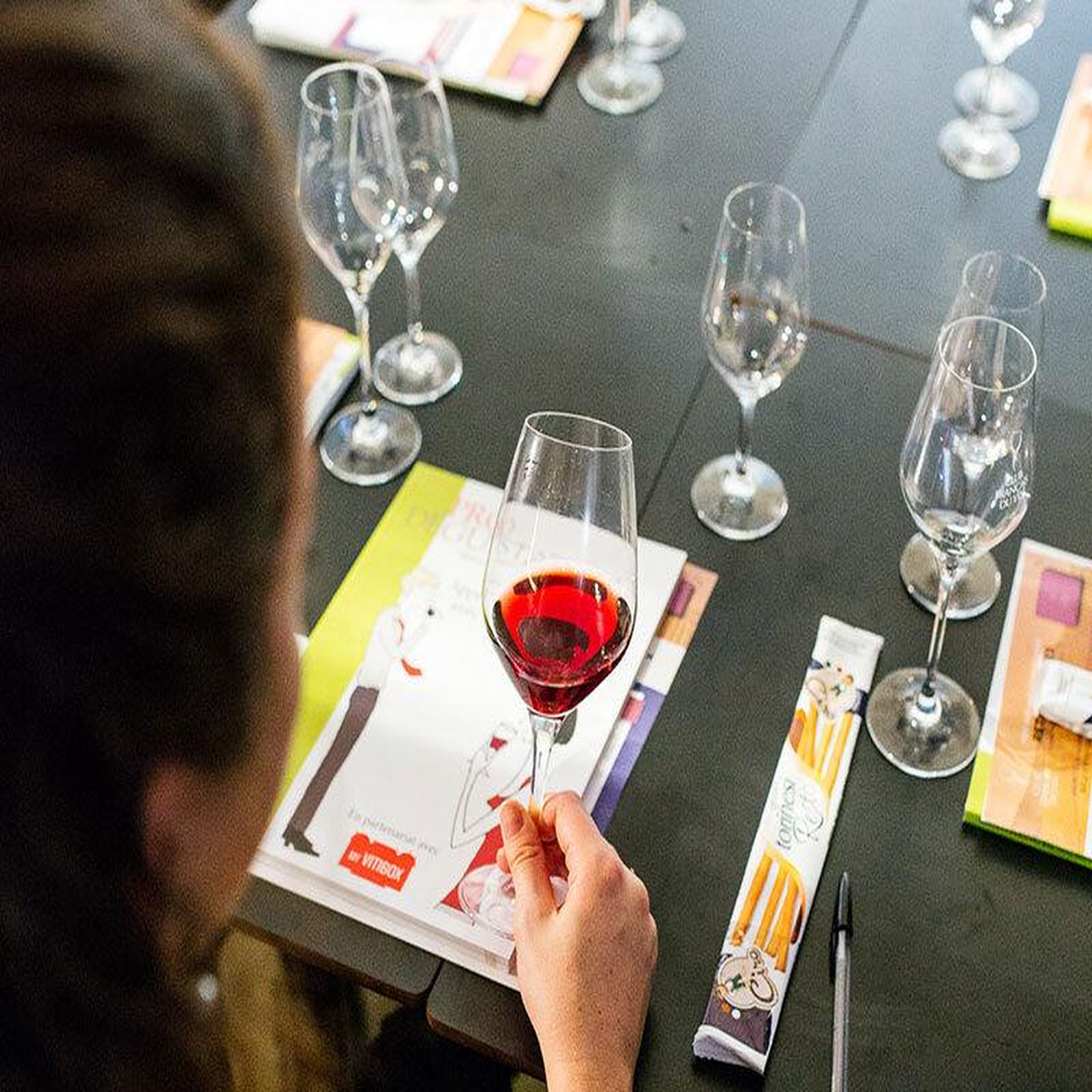 Voir la diapositive 4 : Smartbox Cours d'œnologie de 4h pour maîtriser les incontournables du vin avec ProDégustation - Coffret Cadeau Gastronomie