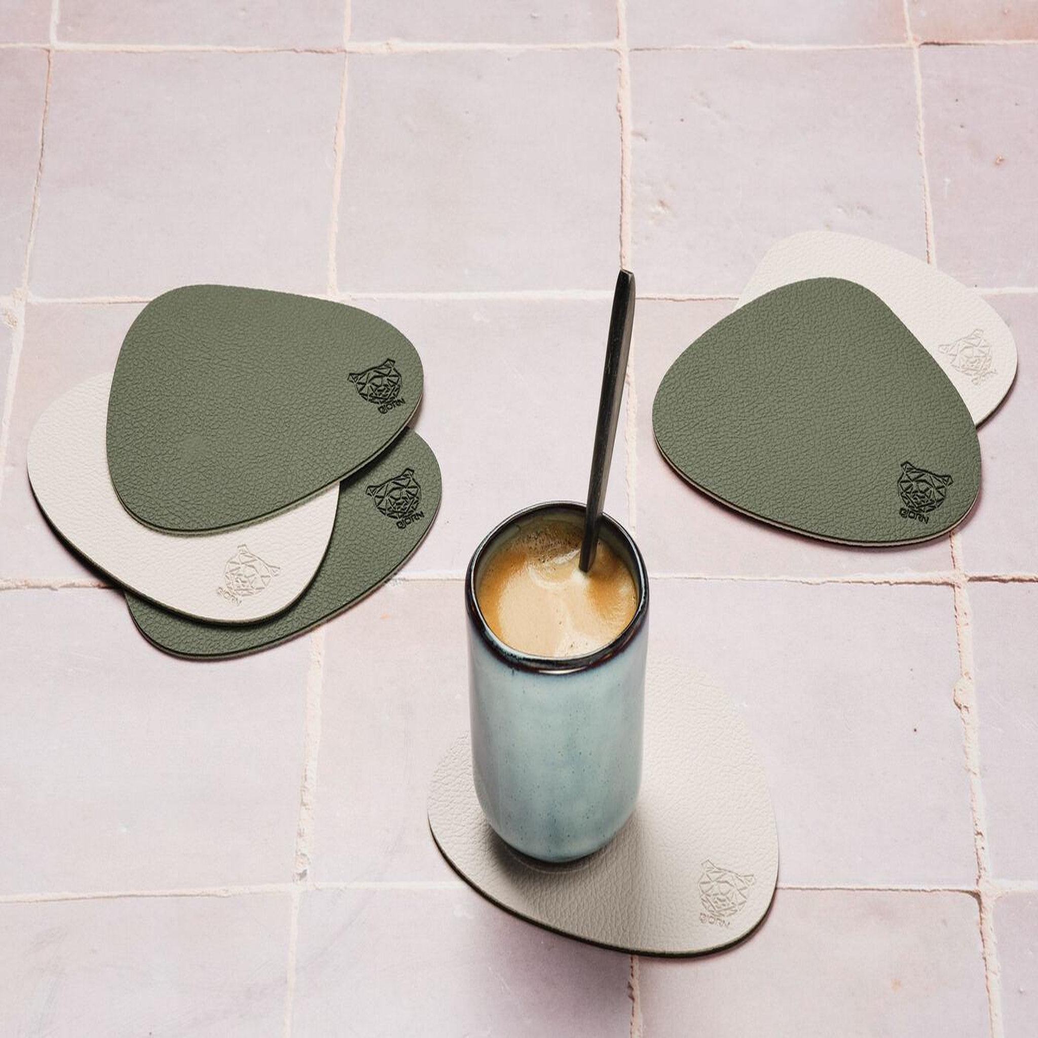 Voir la diapositive 2 : BJORN Sous-verre curve réversible - 6 pièces - cuir recyclé blanc crème et vert de gris