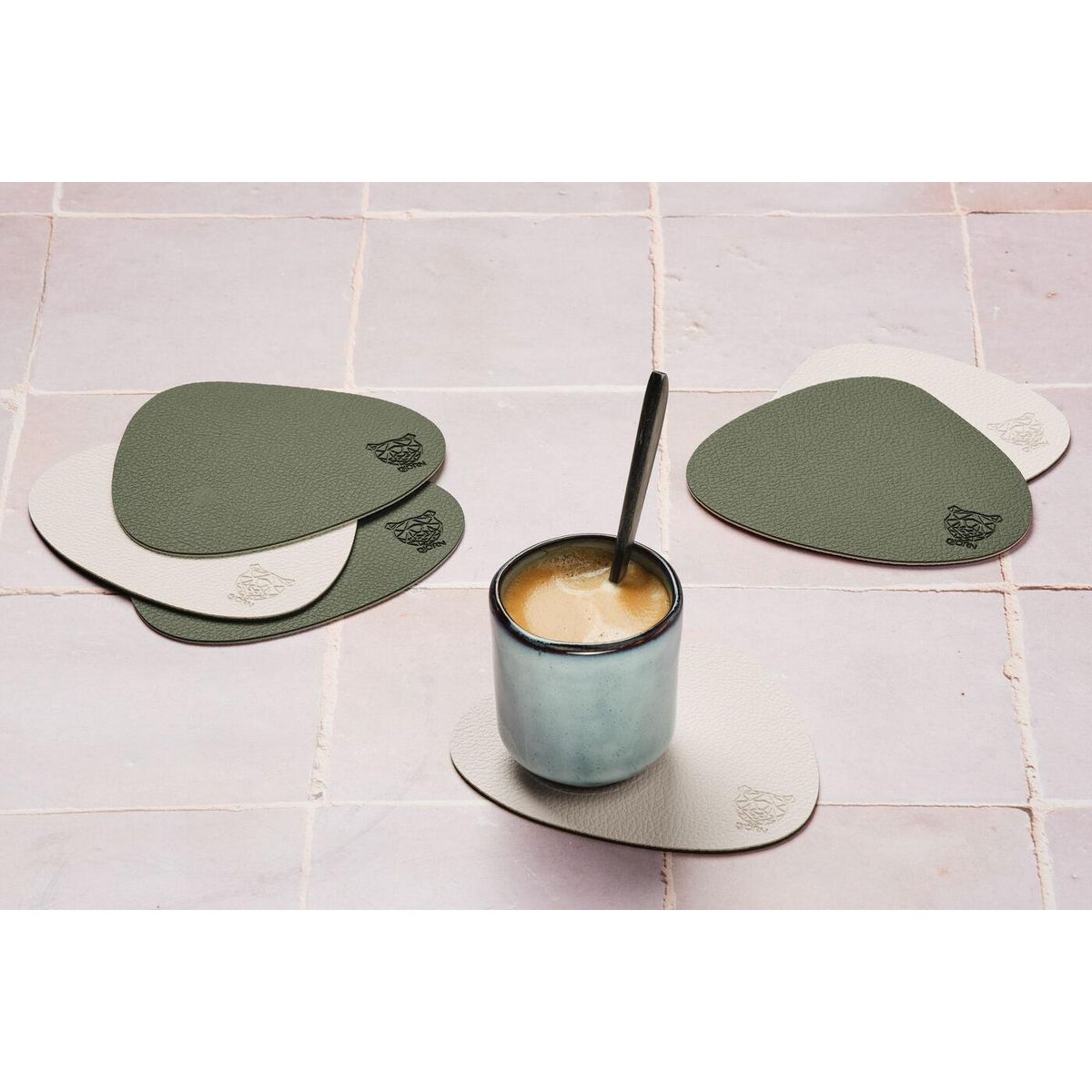 BJORN Sous-verre curve réversible - 6 pièces - Cuir recyclé blanc crème et vert de gris