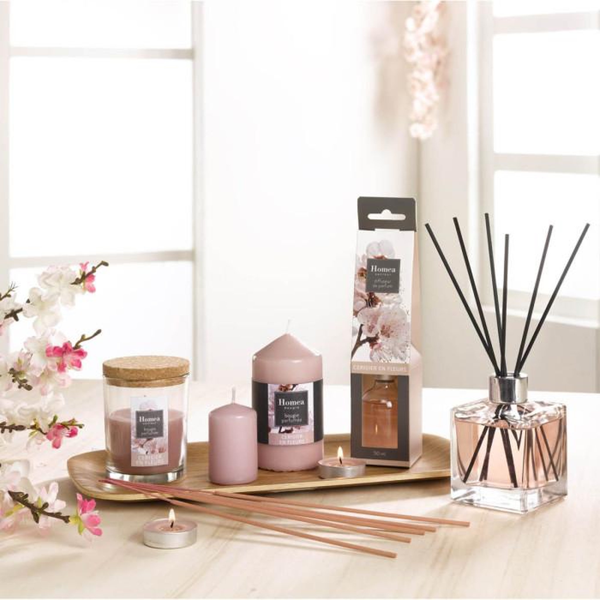 Voir la diapositive 2 : HOMEA Bougie verrine parfumée  essentiel ii  8cm cerisier en fleurs