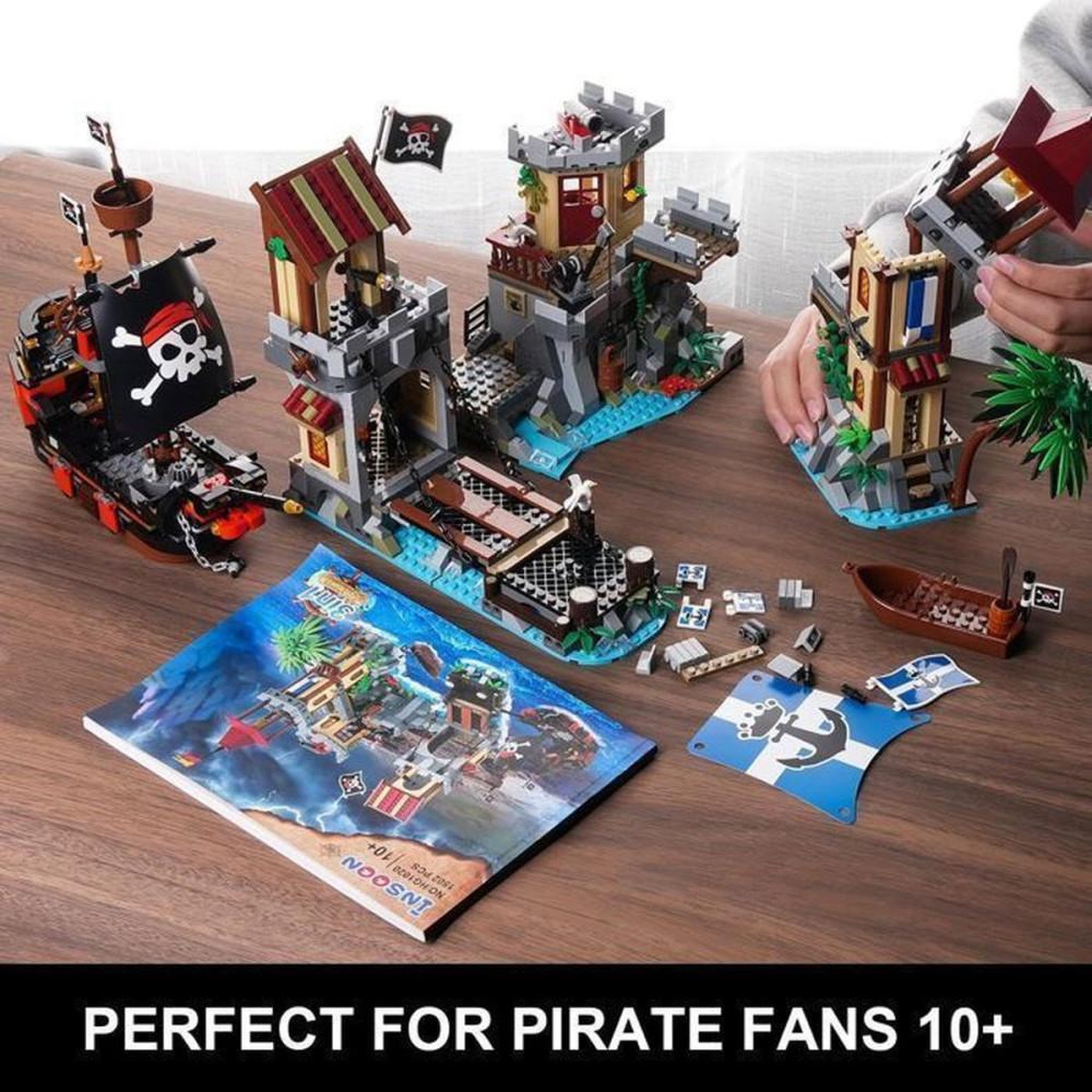 Voir la diapositive 3 : Jeu de construction pirate Château avec LEDs 1502 pièces, navire, tour de guet, pont-levis et grue rotative, 3 configurations