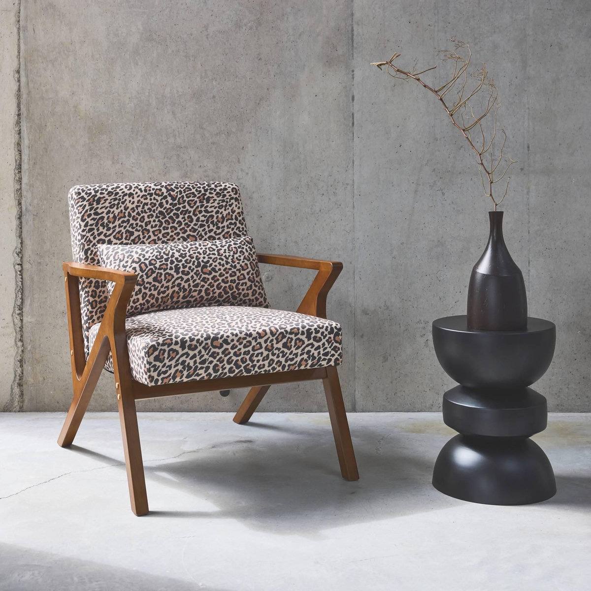 SWEEEK Fauteuil scandinave bois d'hévéa et imprimé léopard