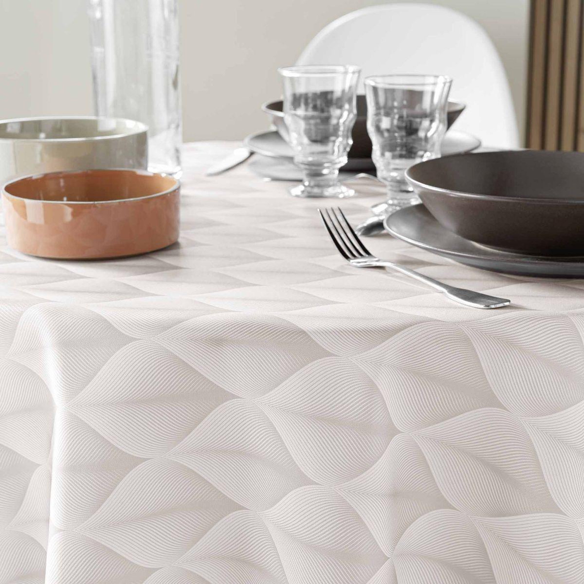 Voir la diapositive 2 : Douceur d'Intérieur Nappe ronde antitache imprimé  kalini  180cm naturel