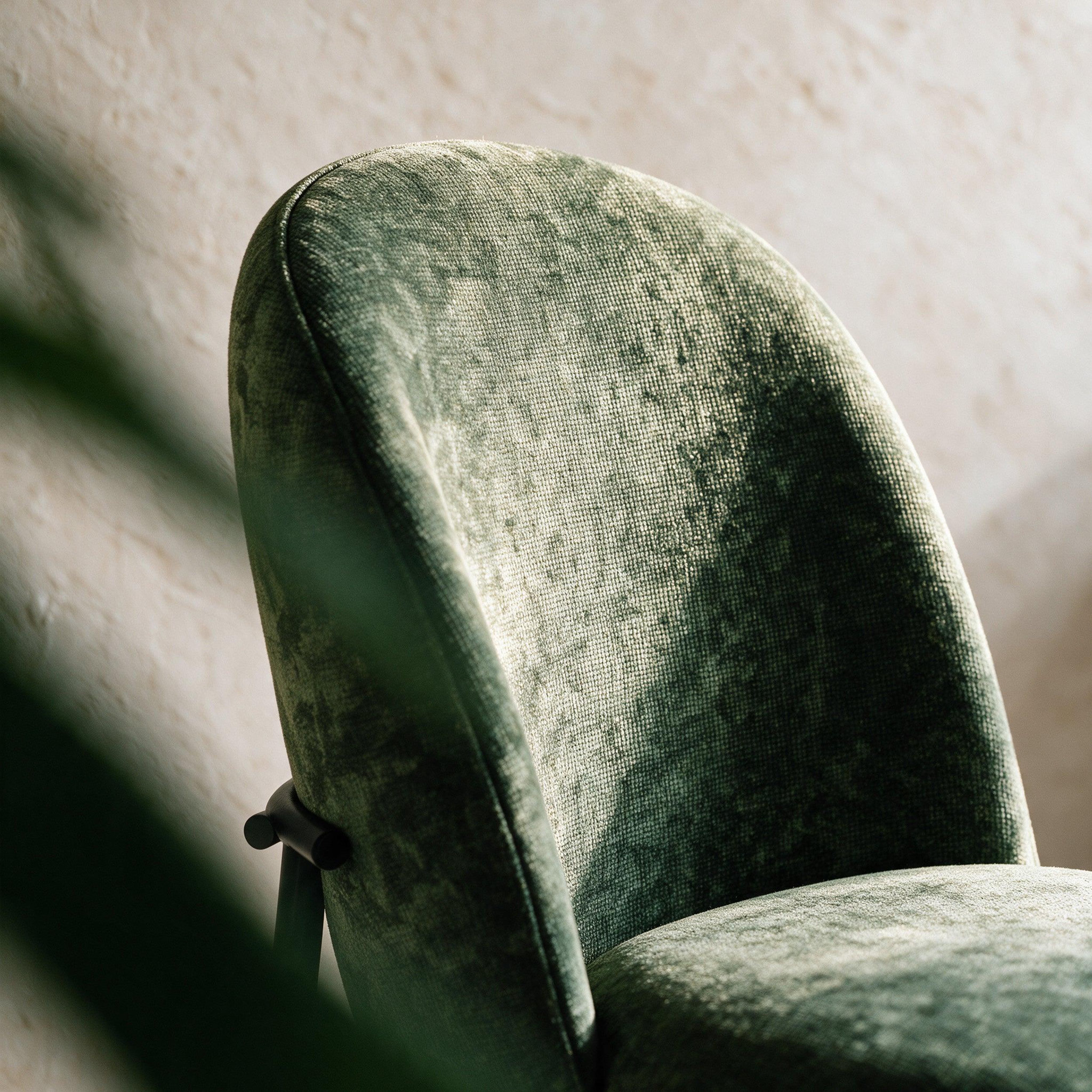 Voir la diapositive 6 : MAISON PAVANE Lot de 2 chaises en tissu vert sapin et pieds métal noir-noah