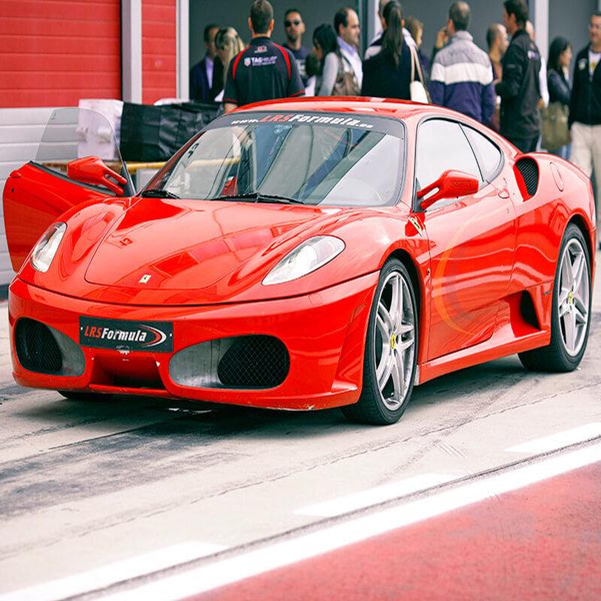 Voir la diapositive 4 : Smartbox Jusqu'à 6 tours de pilotage au volant d'une Ferrari - Coffret Cadeau Sport & Aventure