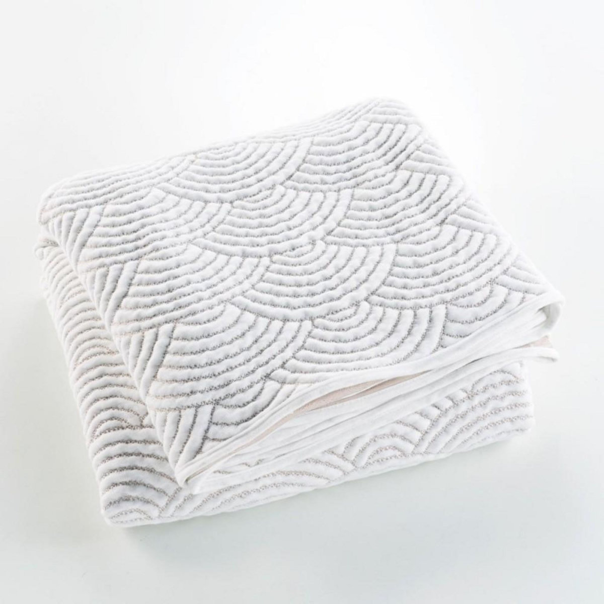 Douceur d'Intérieur Couvre-lit 2 personnes matelassé 220x240 + 2 housses de coussins