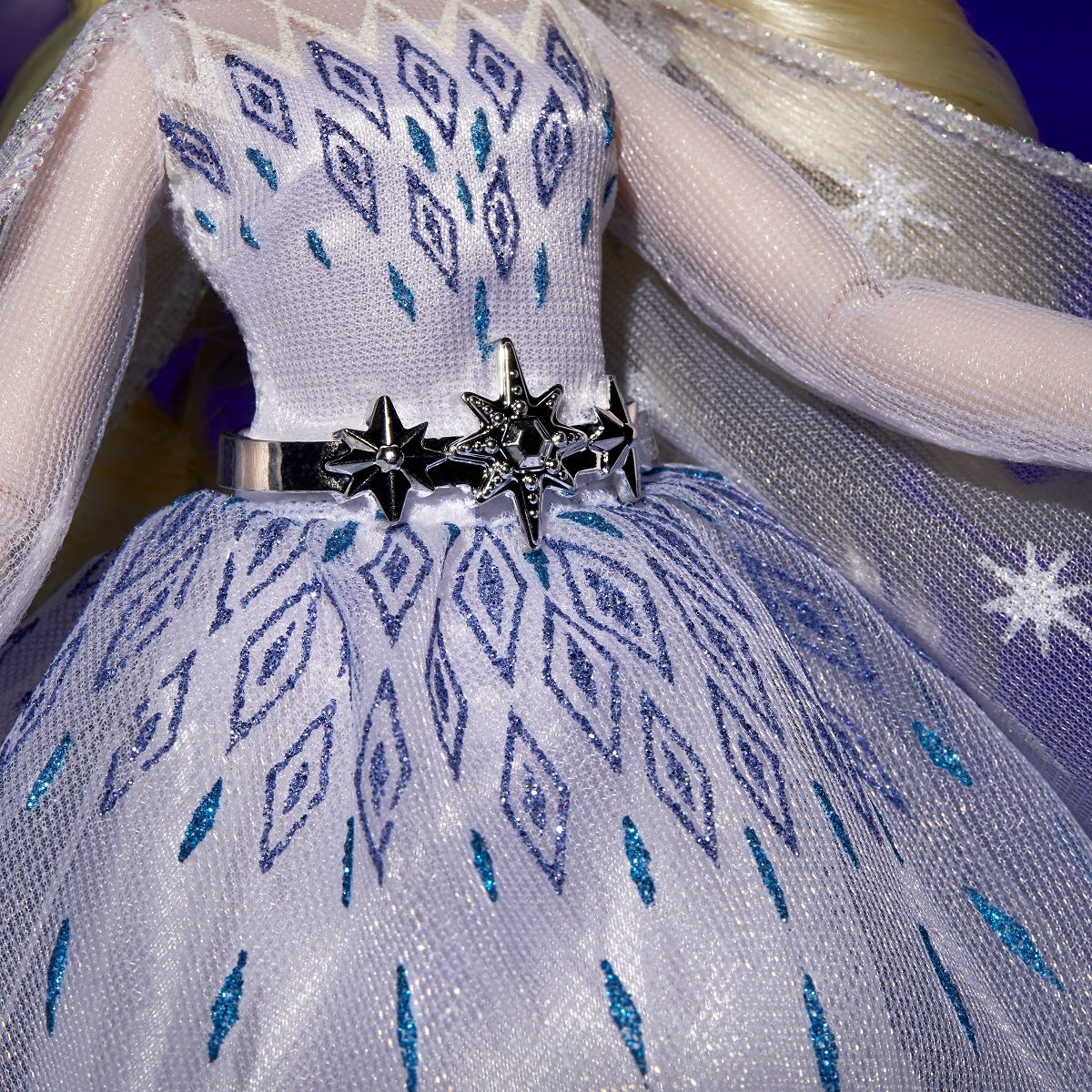 HASBRO Poupée Disney Princess Style Series Holiday Elsa