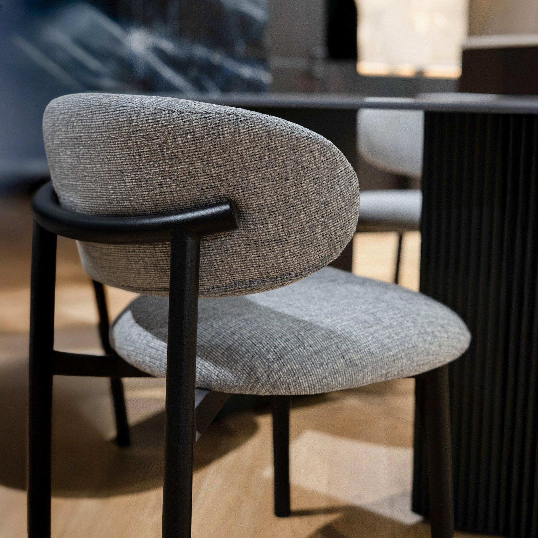 Voir la diapositive 6 : MAISON PAVANE Lot de 2 chaises en tissu gris foncé chiné et pieds en métal noir-nao