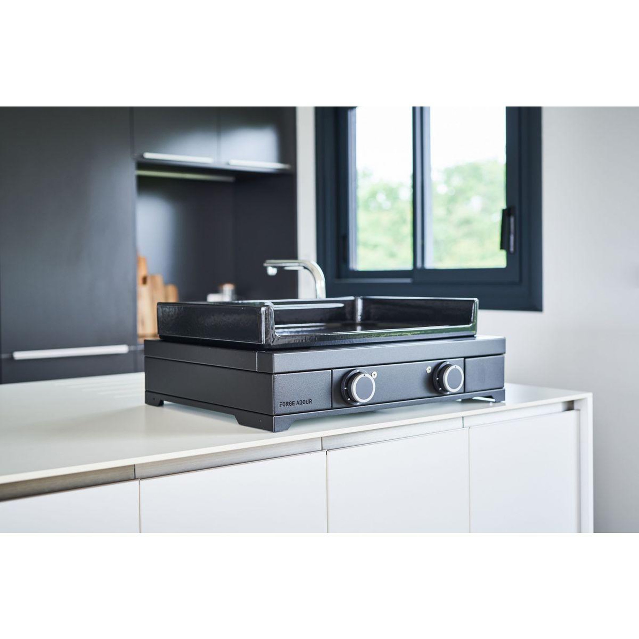 Voir la diapositive 5 : FORGE ADOUR Plancha électrique Modern E 60 A N noir 2 brûleurs à poser 65.5x39.5 cm
